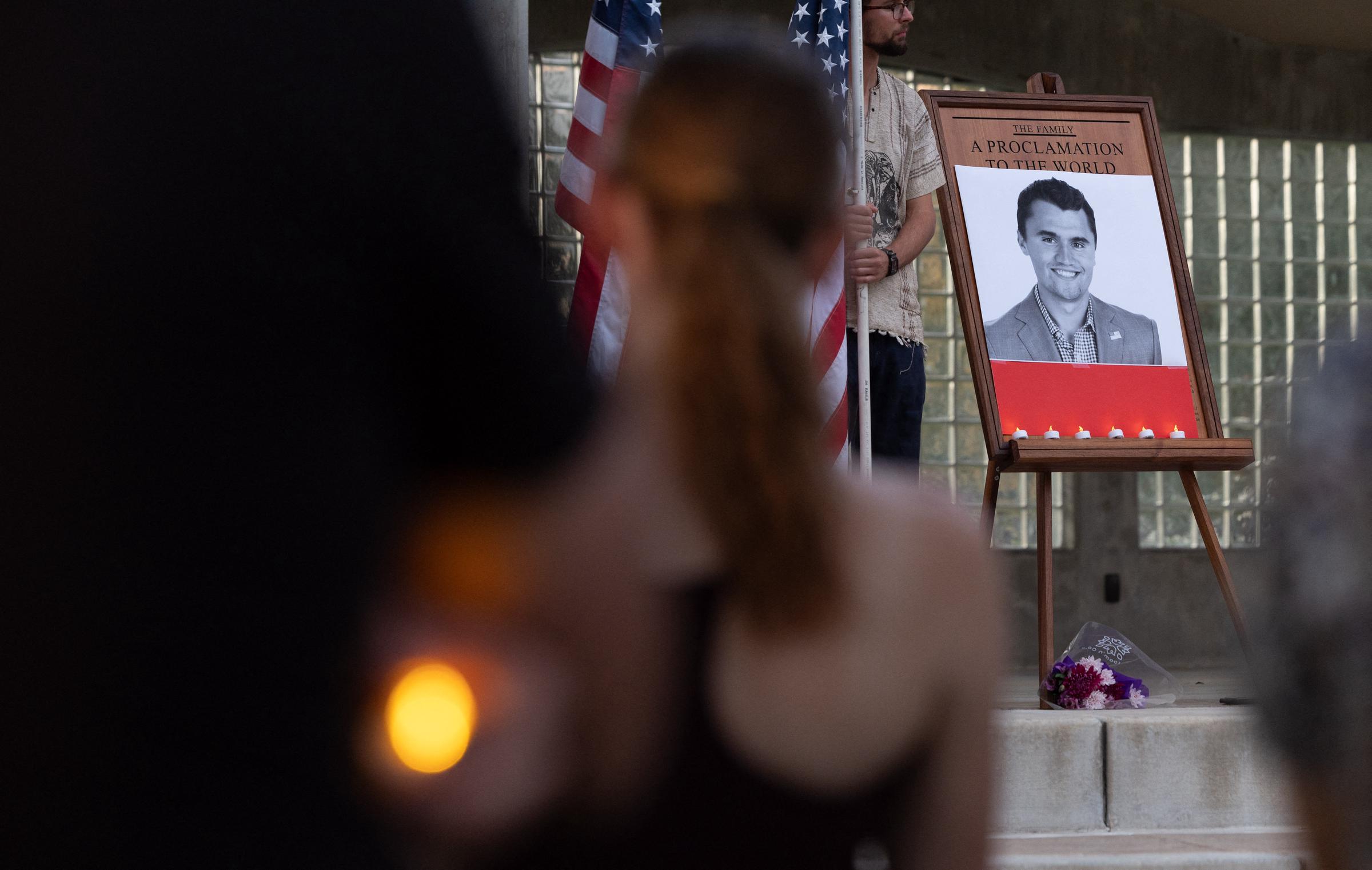 Personas asisten a una vigilia en memoria del joven activista e influencer Charlie Kirk, quien recibió un disparo en un evento público en la Universidad del Valle de Utah, en el Parque del Centro de la Ciudad de Orem, Orem, Utah, el 10 de septiembre de 2025. | Fuente: Getty Images