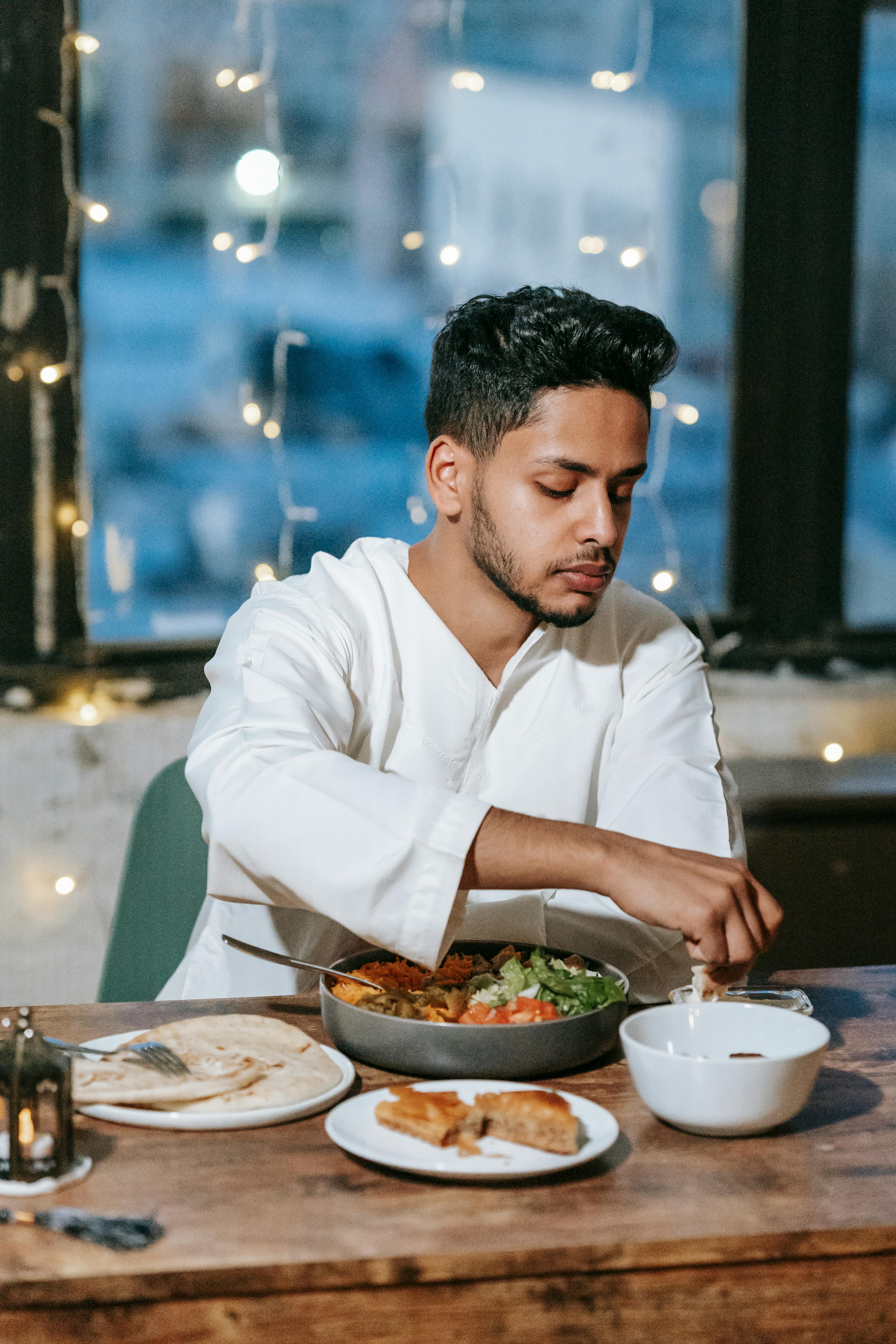 Un hombre serio comiendo | Fuente: Pexels
