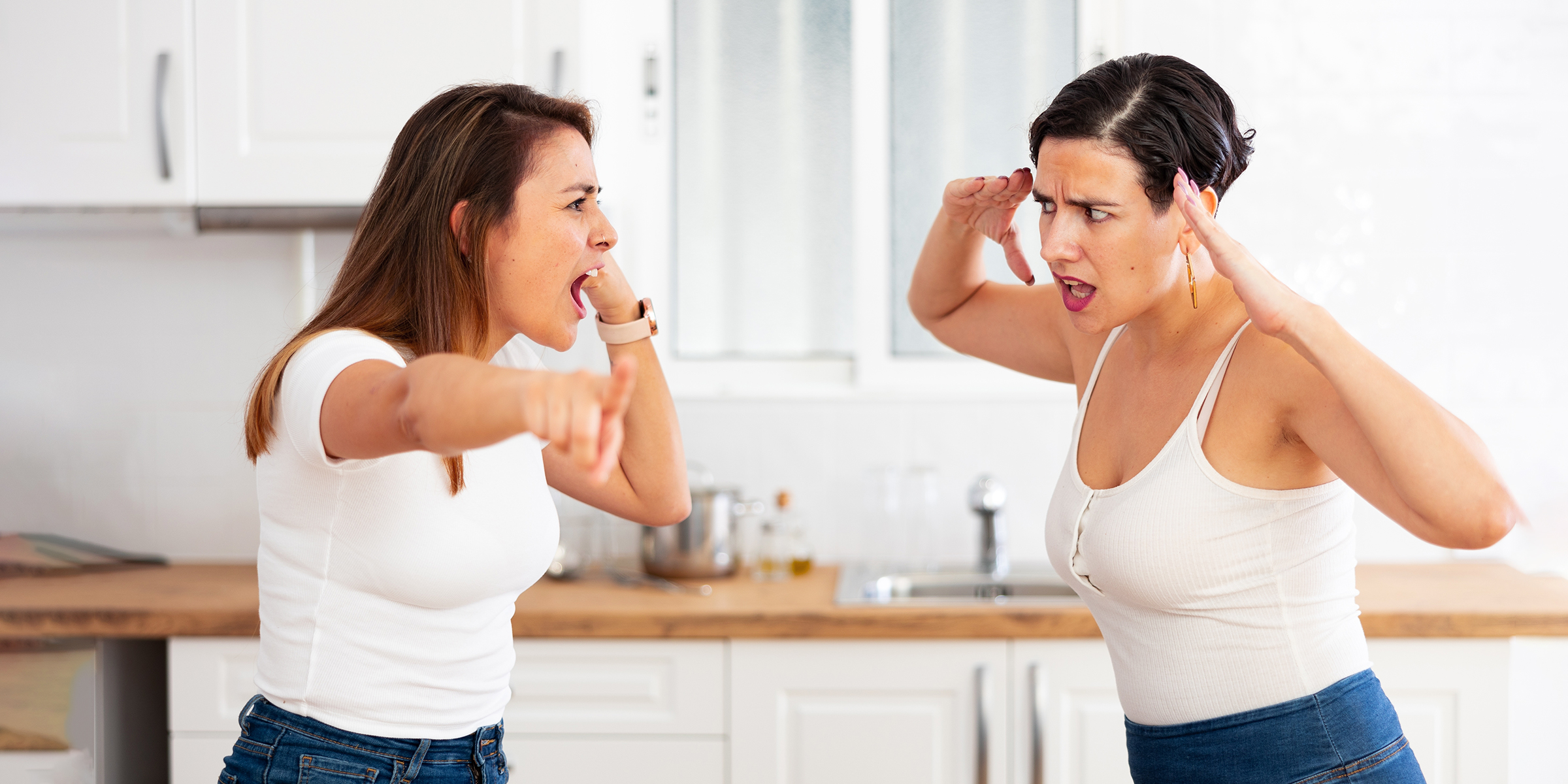 Dos mujeres discutiendo en una cocina | Fuente: Shutterstock