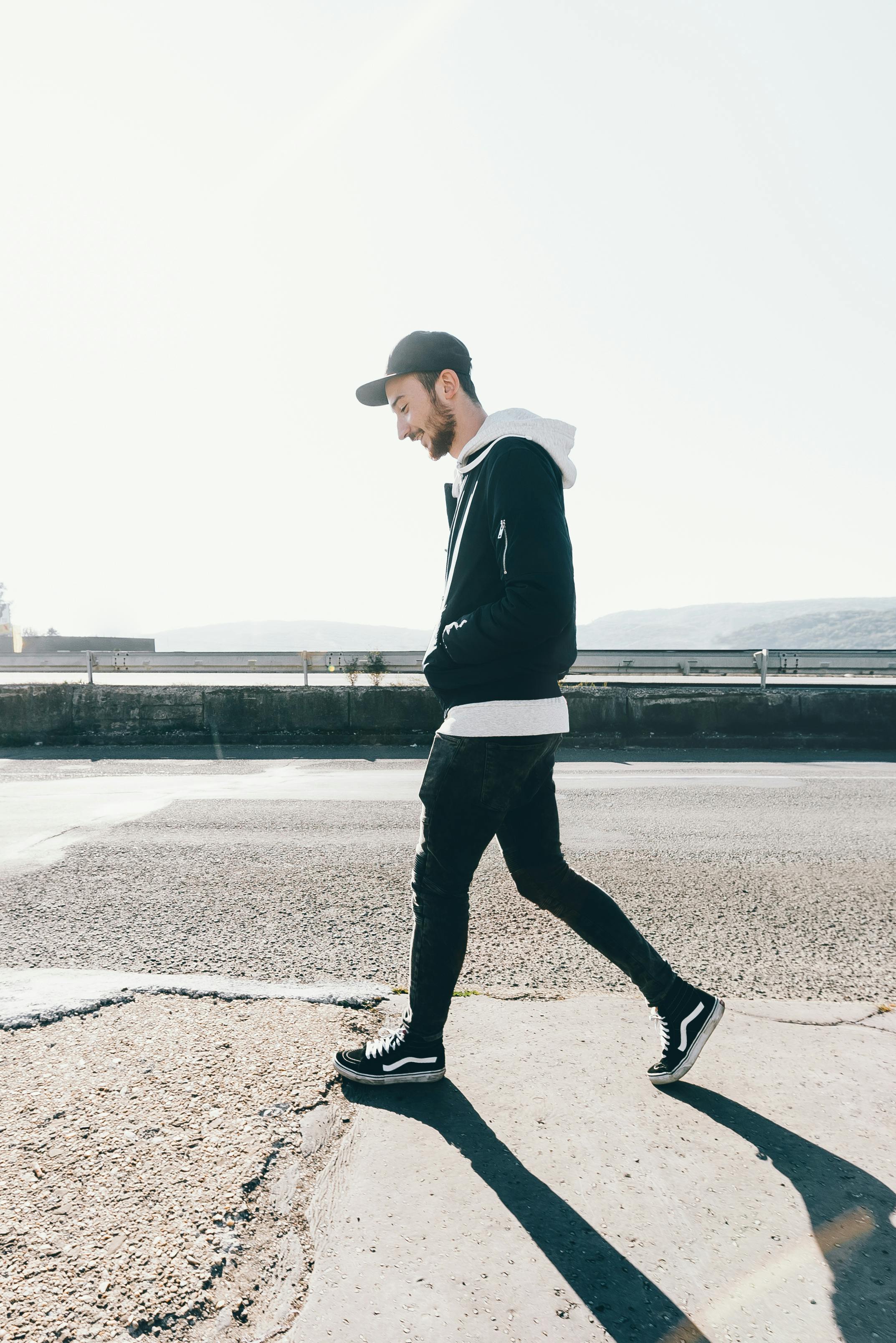 Un hombre caminando por la calle | Fuente: Pexels