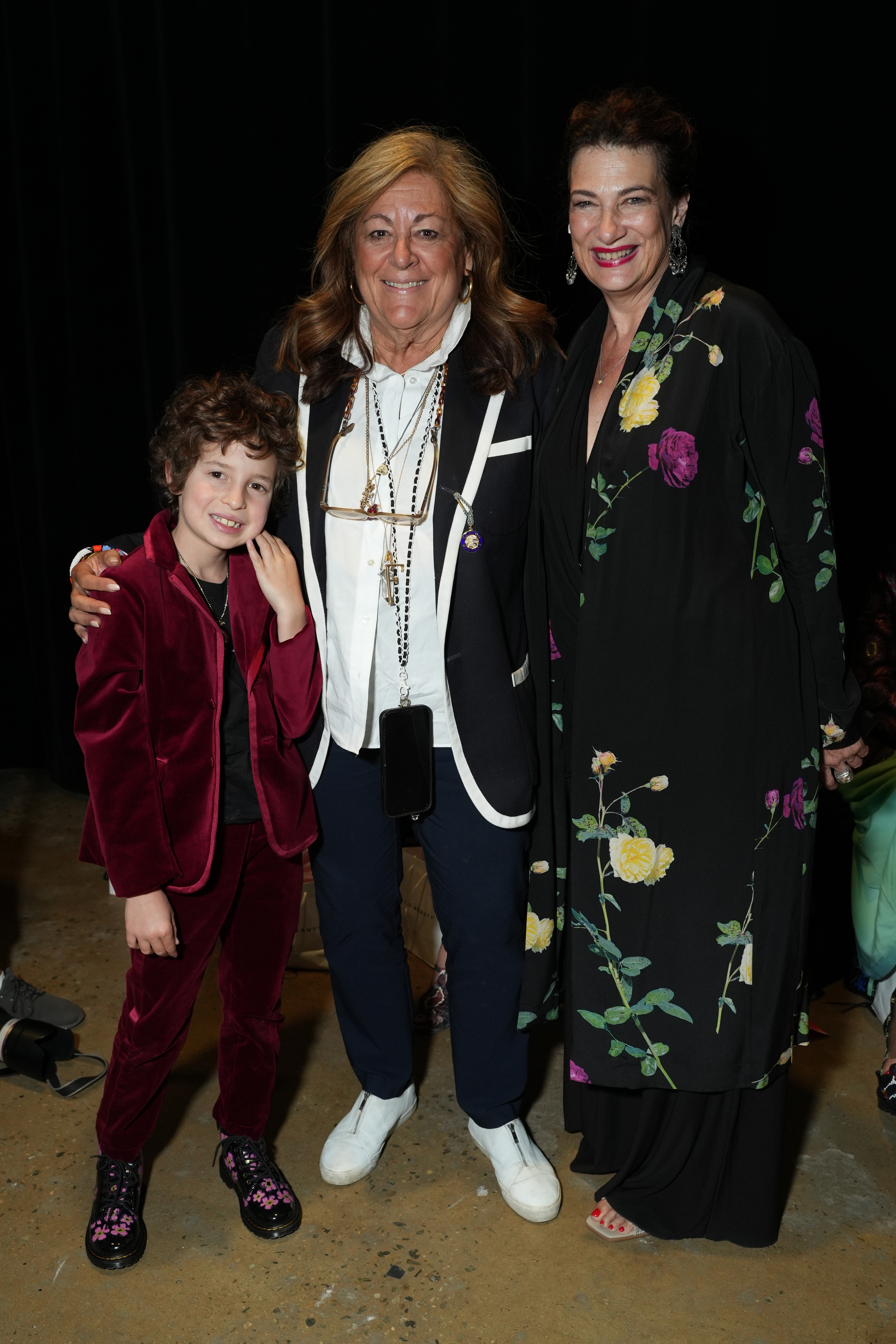 Max Alexander, Fern Mallis y Maryanne Grisz asistieron al desfile de Bach Mai Primavera/Verano 2025 en la Semana de la Moda de Nueva York, presentado por Leviev, en Chelsea Factory el 8 de septiembre de 2024 en la ciudad de Nueva York. | Fuente: Getty Images