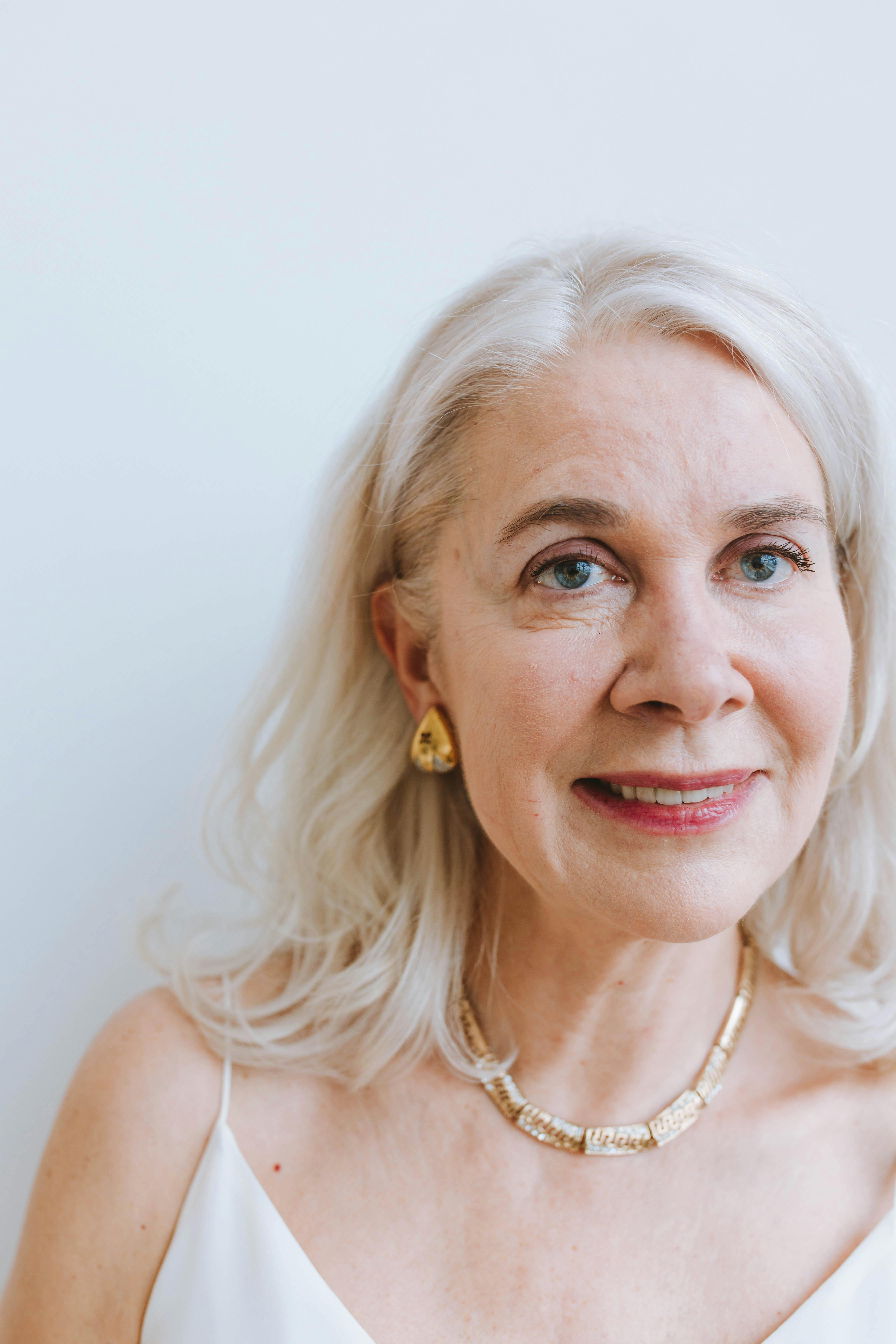 Una mujer mayor sonriente | Fuente: Pexels