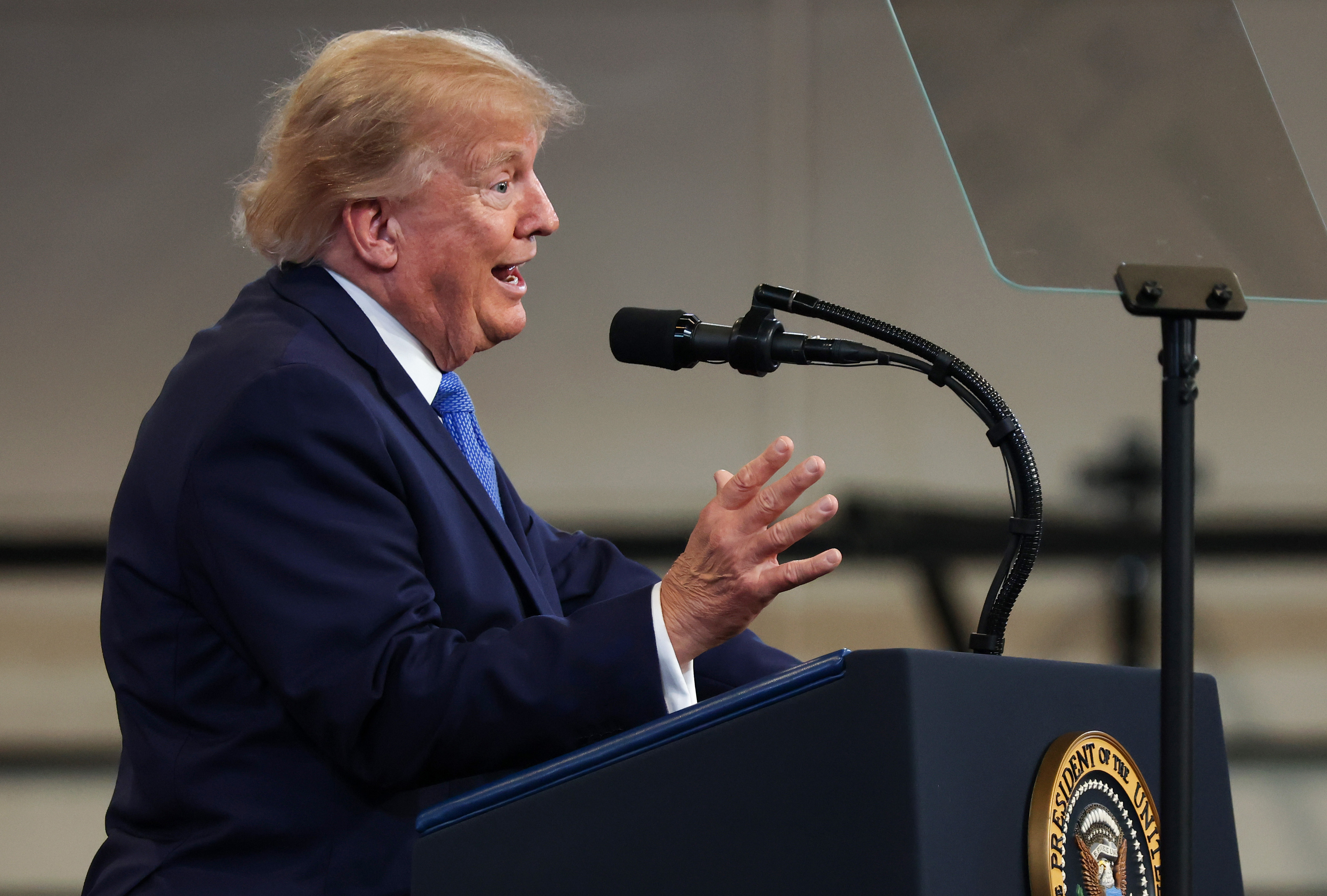 El pelo de Donald Trump se ve rubio dorado con mechones grises más claros mientras pronuncia unas palabras en el Centro David S. Mack de Formación e Inteligencia, en Garden City, Nueva York, el 14 de agosto de 2026.
