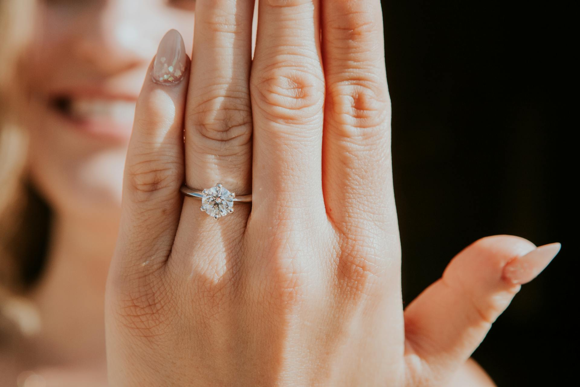 Primer plano de una mujer mostrando su anillo de compromiso | Fuente: Pexels