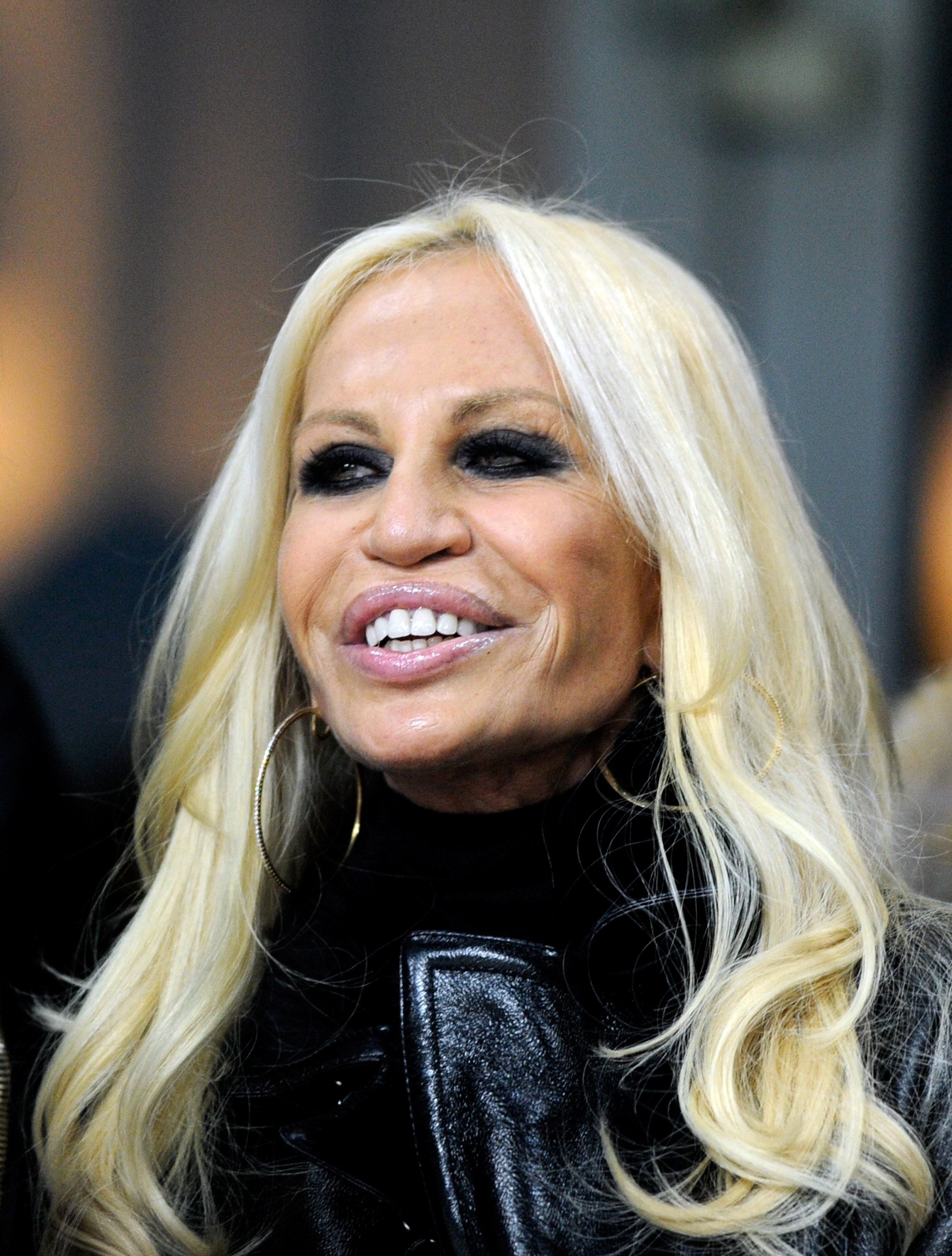 Donatella Versace durante un partido de fútbol el 24 de enero de 2010, en Milán, Italia. | Fuente: Getty Images.