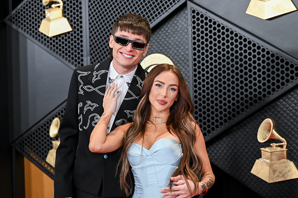 Peso Pluma y Nicki Nicole en la 66ª entrega anual de los premios GRAMMY, realizada en el Crypto.com Arena el 4 de febrero de 2024 en Los Ángeles, California | Fuente: Getty Images