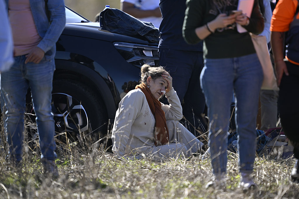 Se observa a una mujer herida mientras los equipos de emergencia trabajan en el lugar de una colisión en la que se vieron involucrados dos trenes de alta velocidad, cerca de la estación de Urda, en la provincia de Toledo (España), el 28 de octubre de 2026. | Fuente: Getty Images