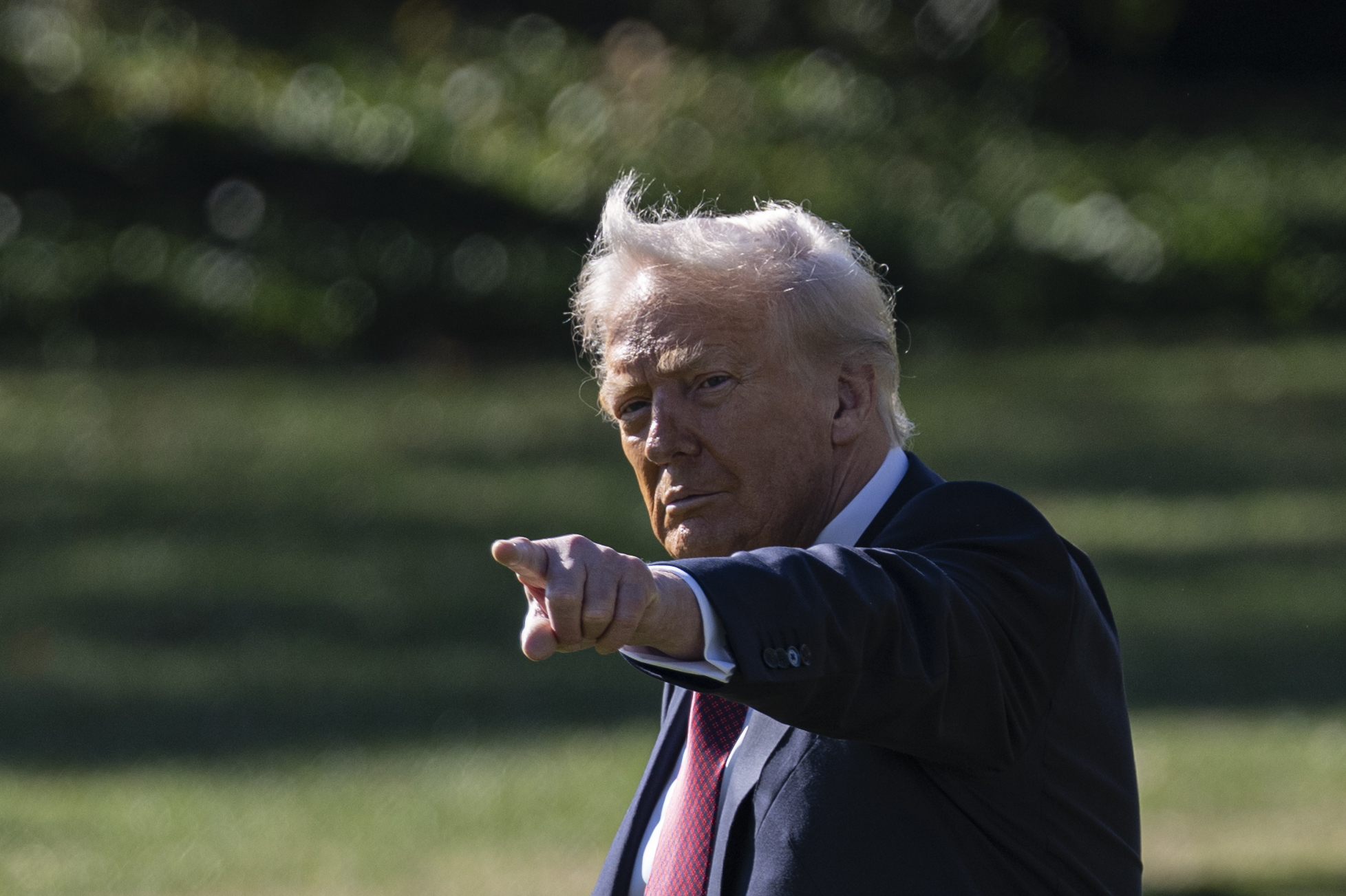 El pelo de Donald Trump se ve rubio claro con tonos grises muy marcados mientras el viento le despeina su característico peinado hacia un lado al salir de la Casa Blanca rumbo a Miami el 5 de noviembre de 2025.