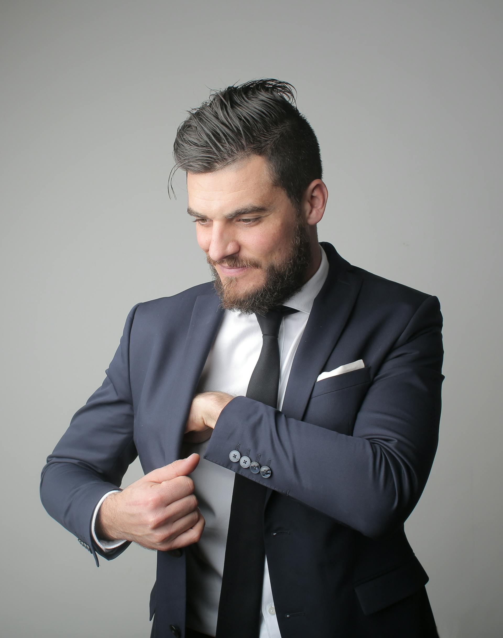 Un hombre vestido de etiqueta | Fuente: Pexels