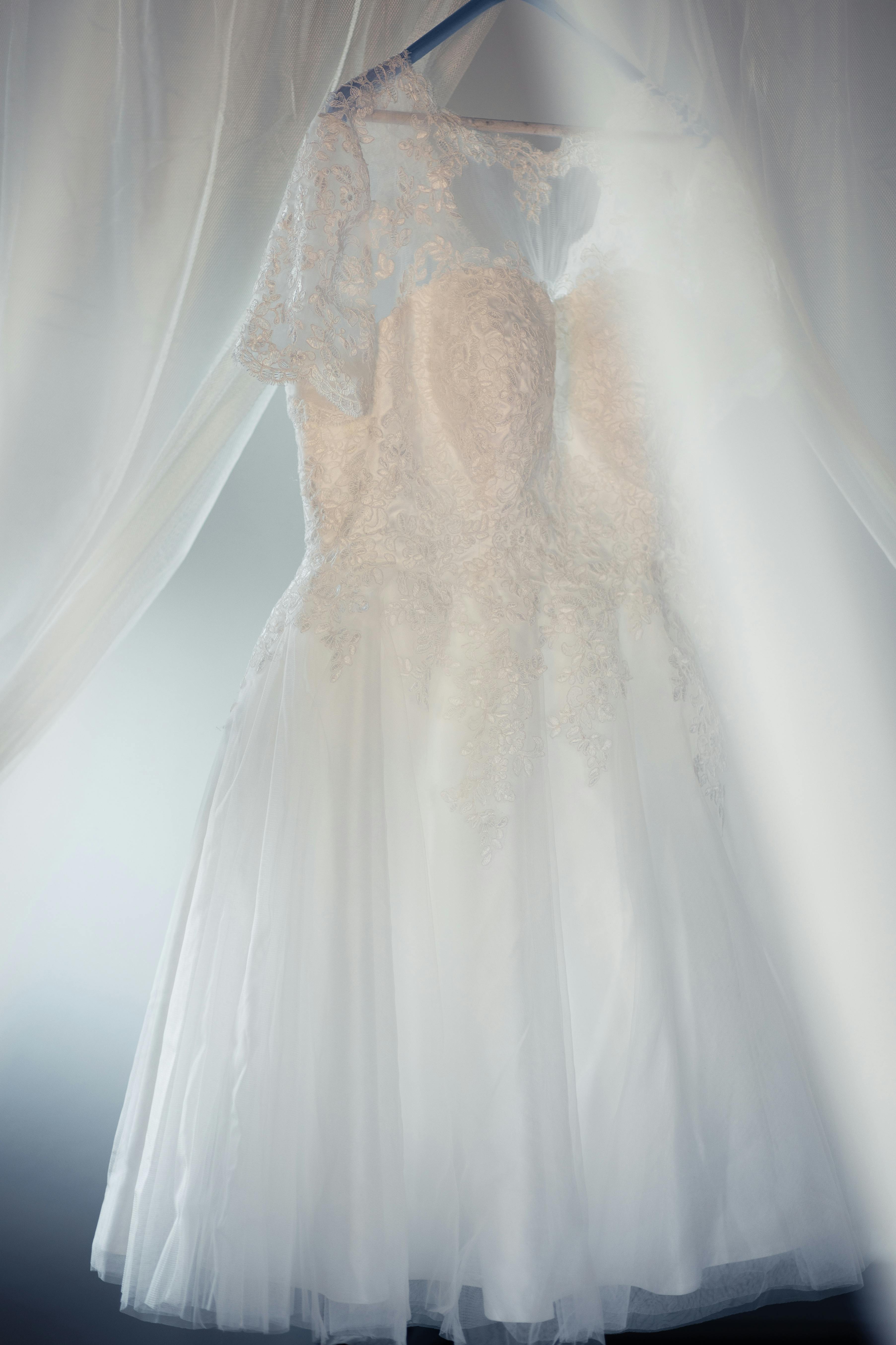 Un vestido de novia colgado | Fuente: Pexels
