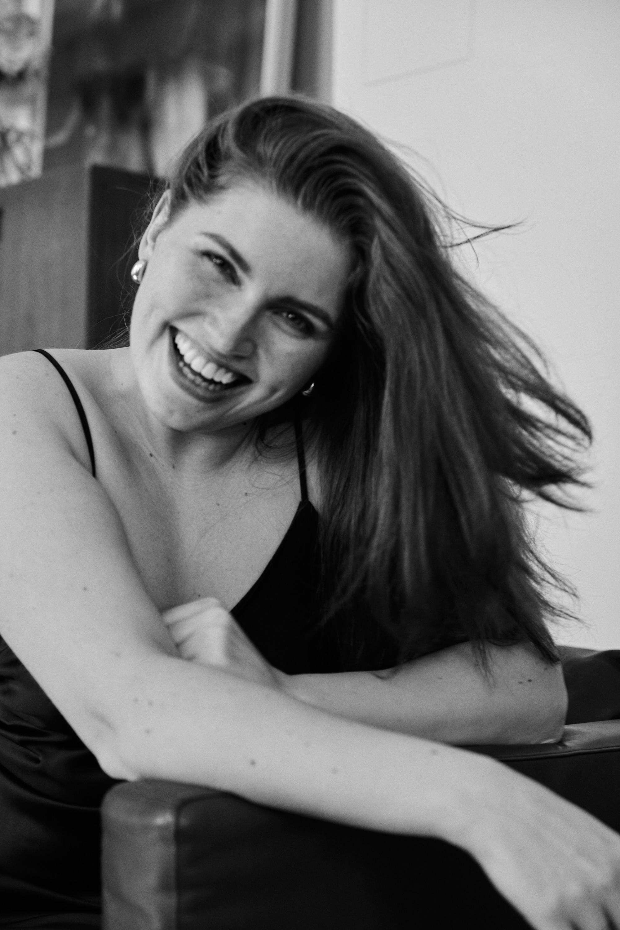Una mujer riendo | Fuente: Pexels