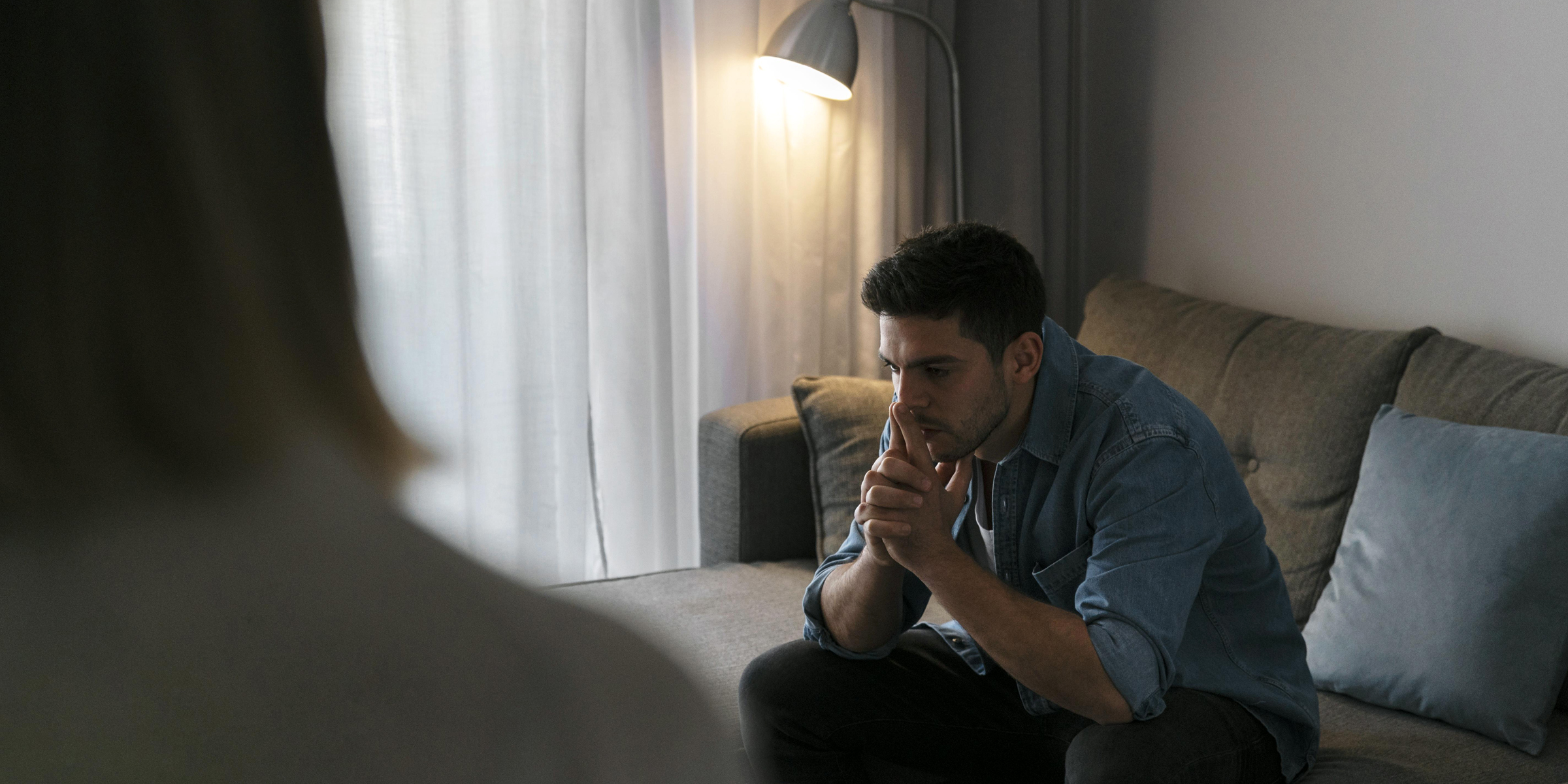 Un hombre emocionado sentado en un sofá | Fuente: Freepik