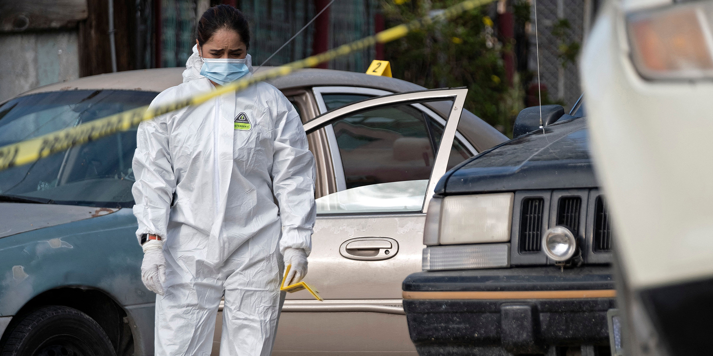 Una mujer conmovida trabajando en el lugar del incidente | Fuente: Getty Images
