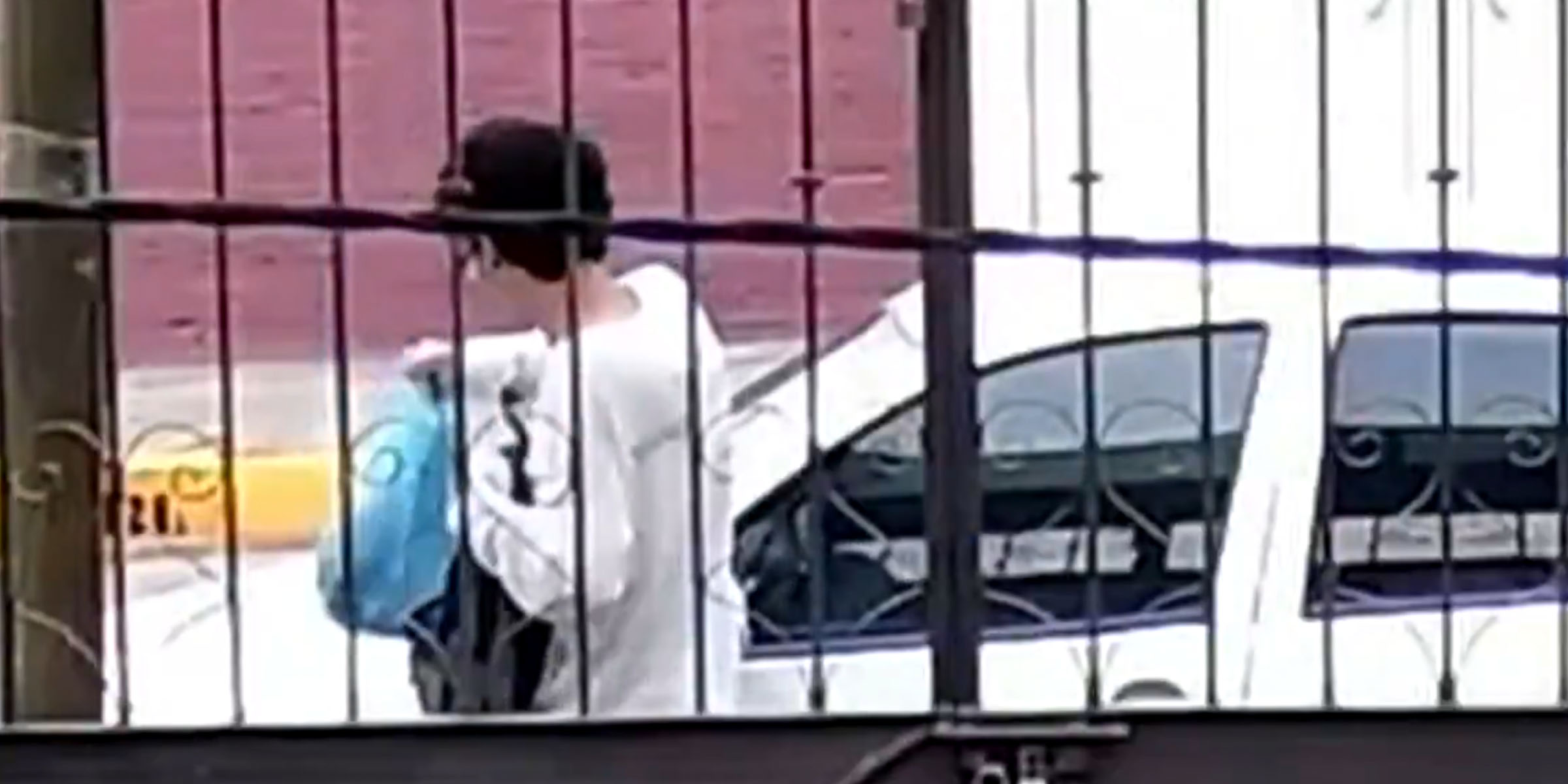 Lucio dejando una bolsa en la calle | Fuente: x.com/nacholozano