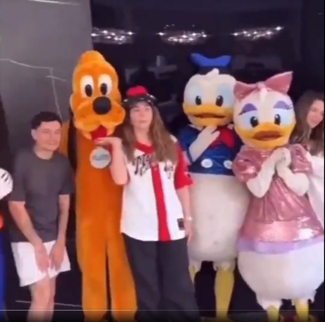 Belinda Schull celebrando el cumpleaños de su hija de Belinda en Disneyland | Fuente: x.com/momentos_polmex