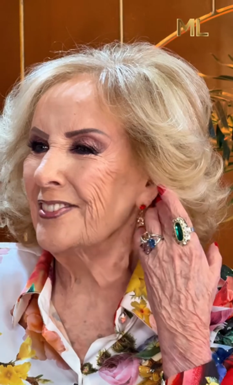 Mirtha Legrand luciendo un conjunto de pantalón y camisa de seda floral | Fuente: Instagram/mirthalegrand