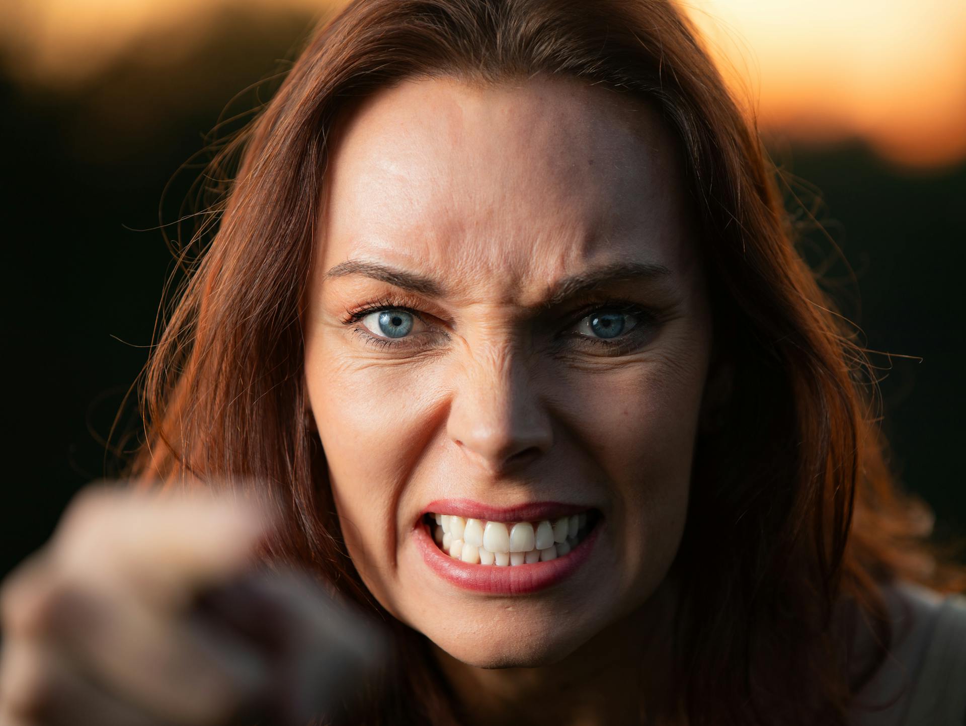 Una mujer hablando con dureza | Fuente: Pexels