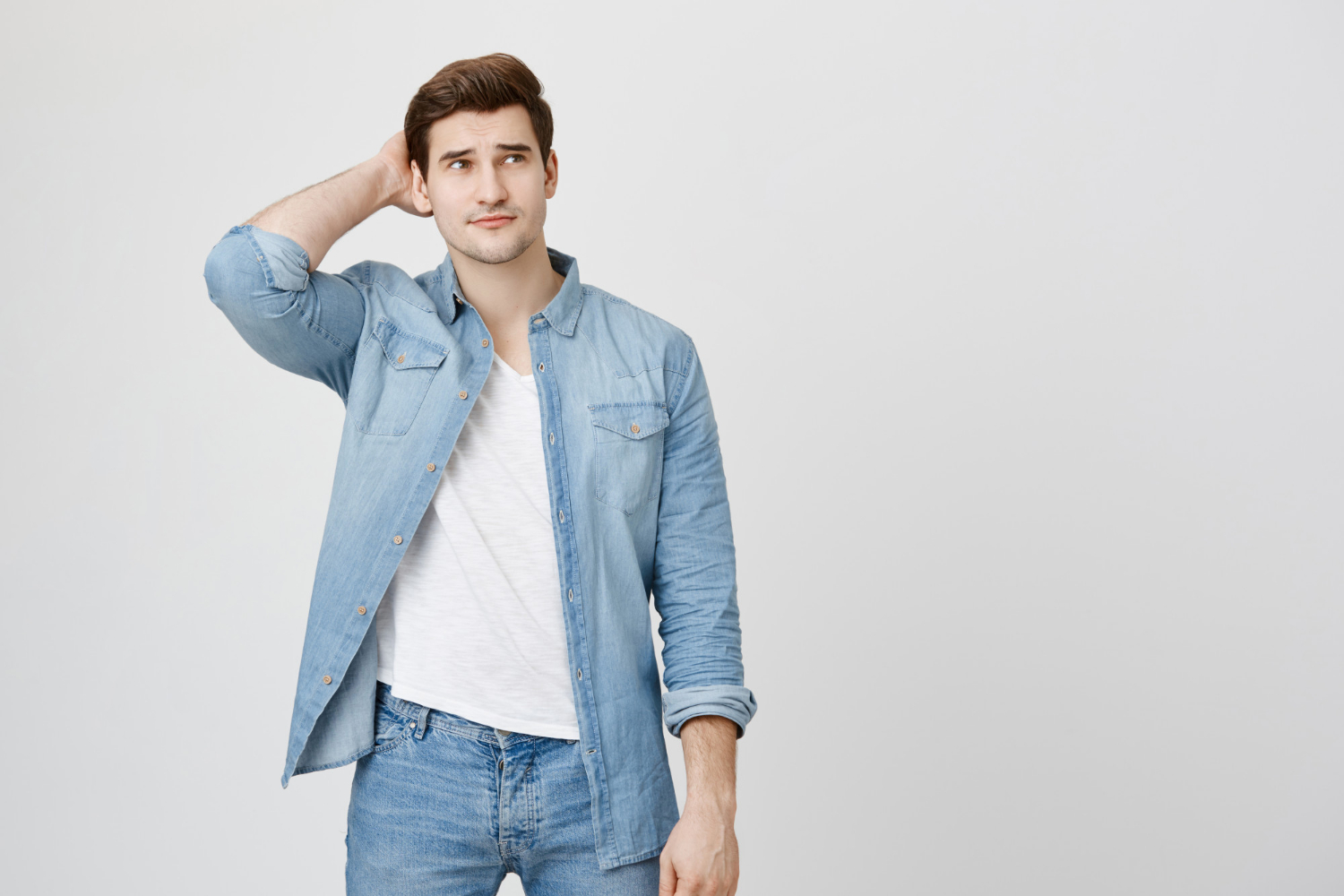 Un hombre perplejo | Fuente: Freepik