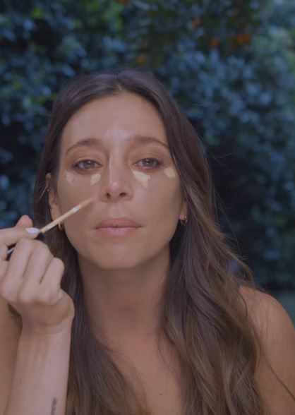 Sol Pérez se aplica corrector para iluminar su rostro | Fuente: Instagram/lasobrideperez