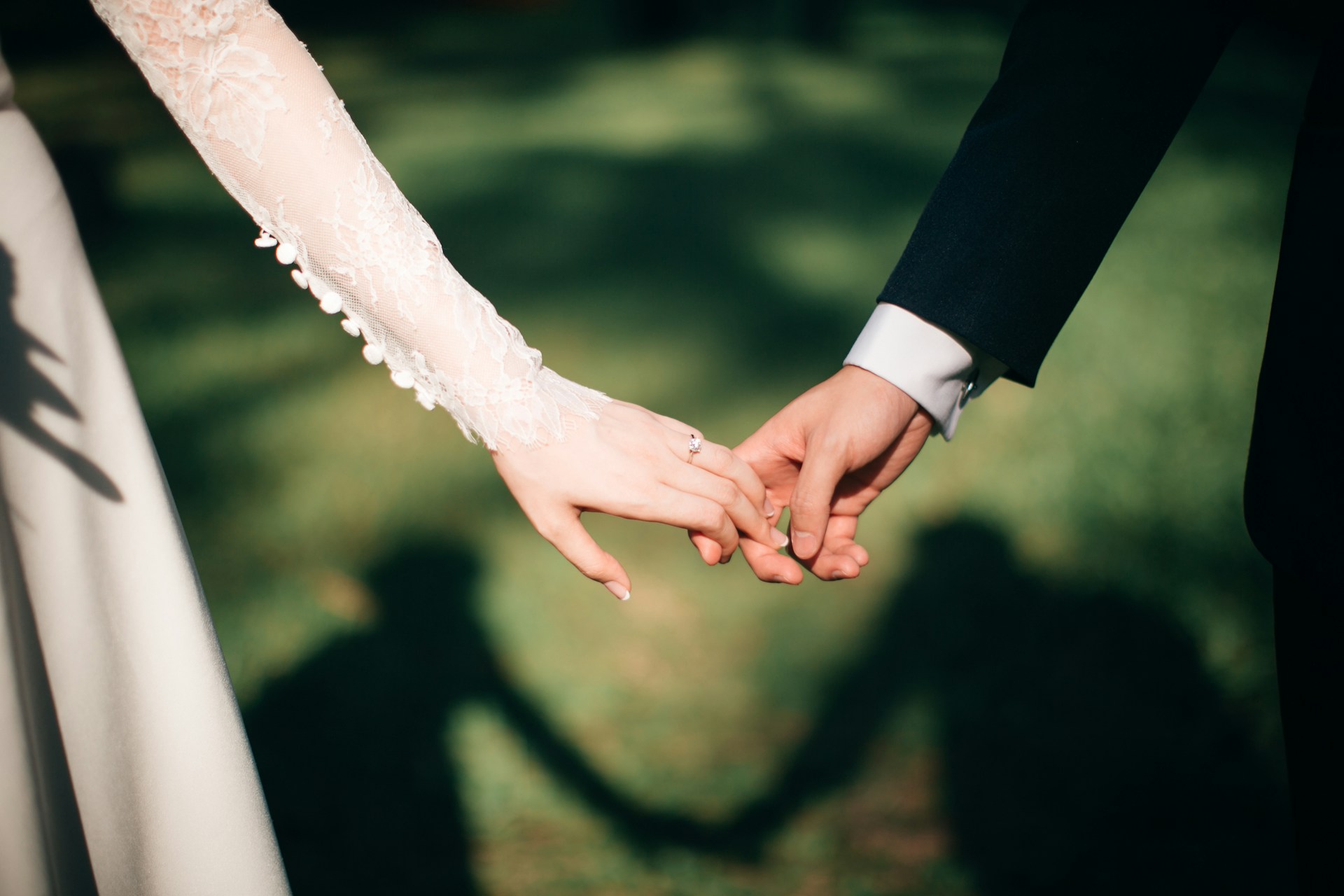 Una pareja cogida de la mano el día de su boda | Fuente: Unsplash