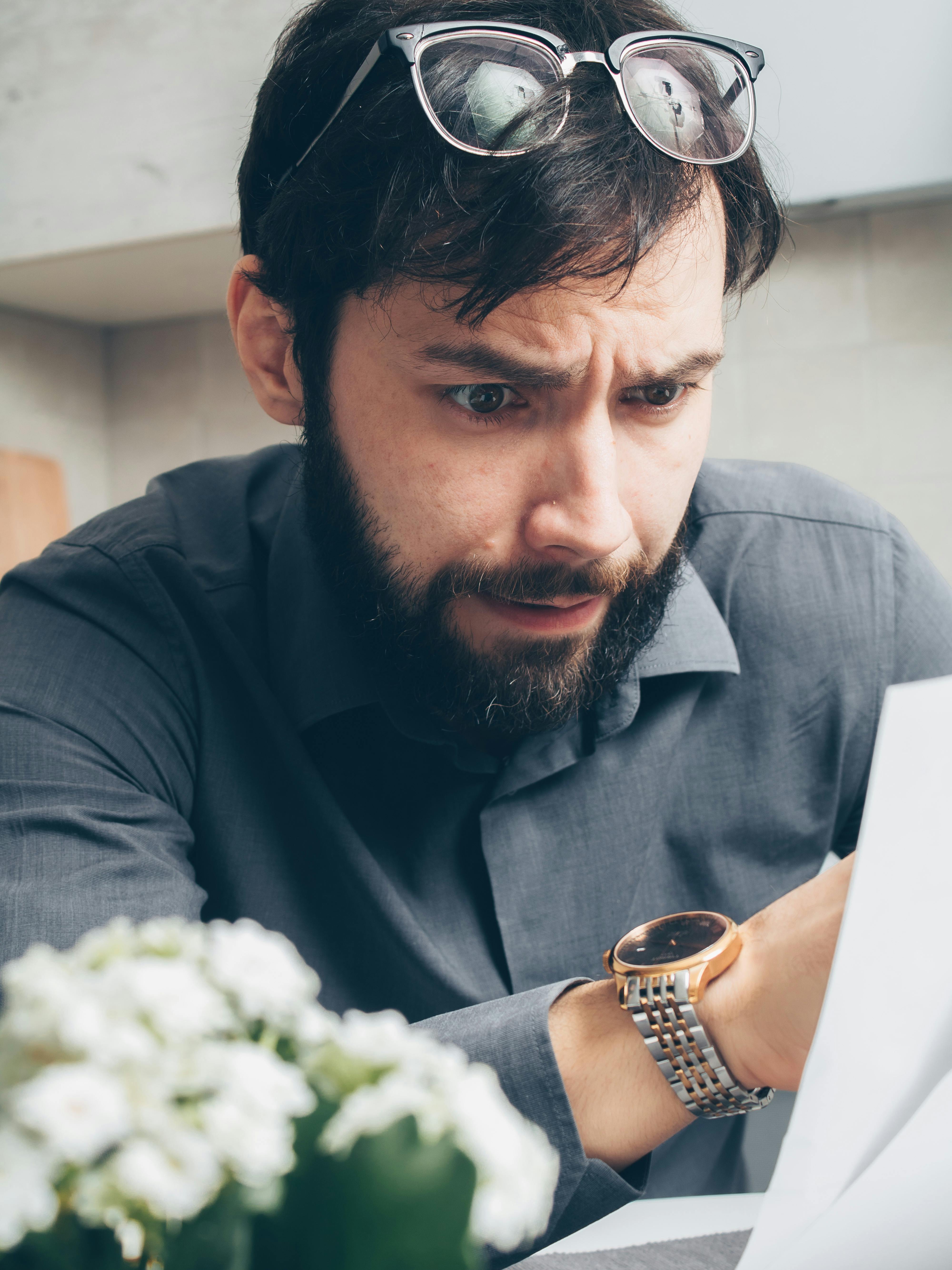 Un hombre infeliz leyendo una nota | Fuente: Pexels