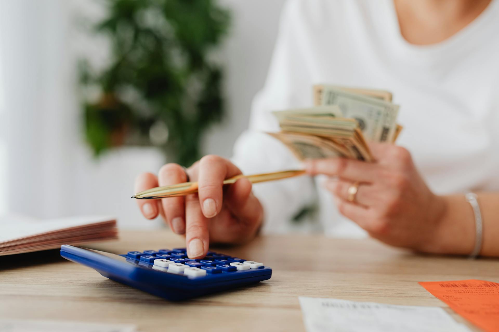 Una mujer contando dinero | Fuente: Pexels