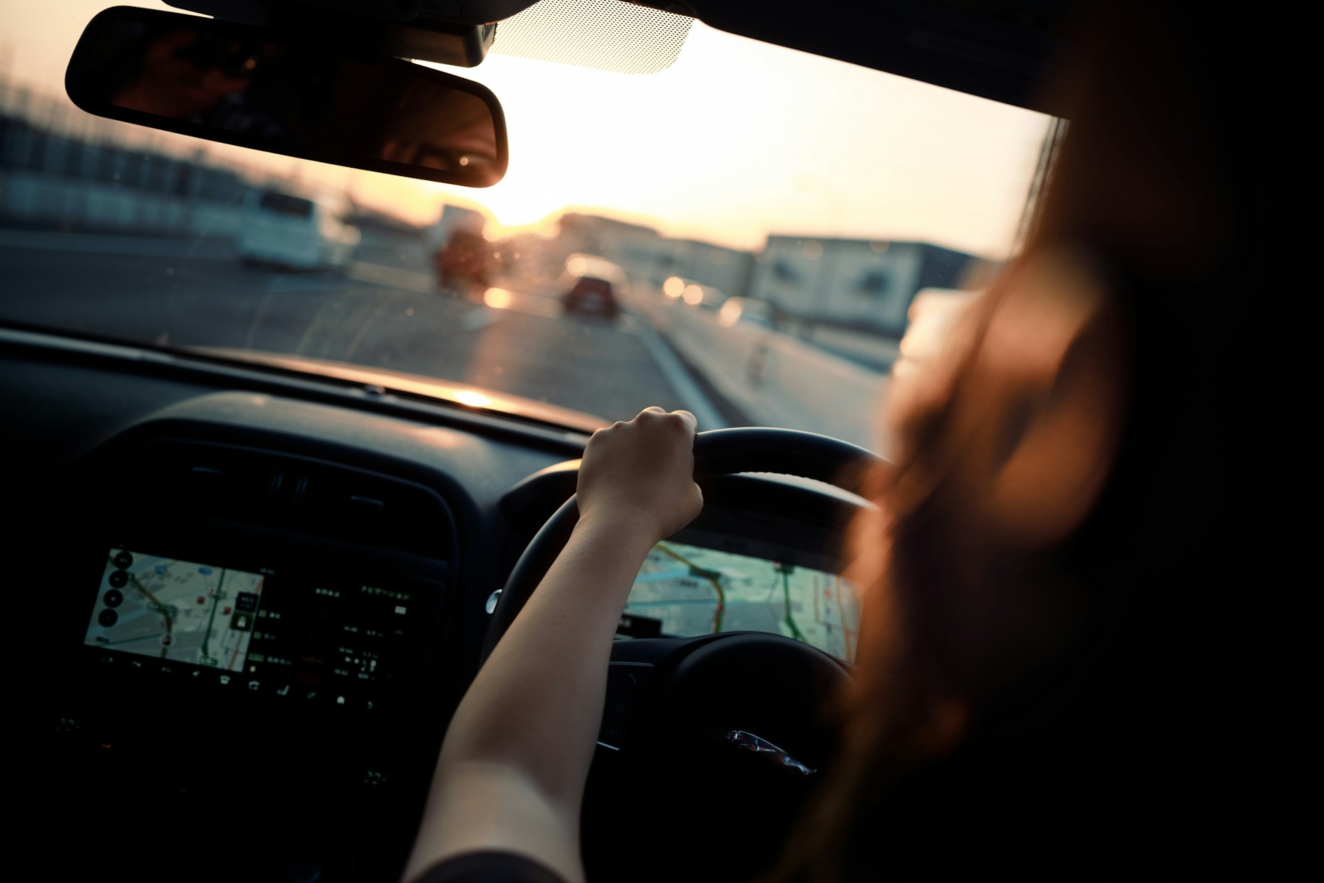 Una mujer conduciendo un automóvil | Fuente: Unsplash