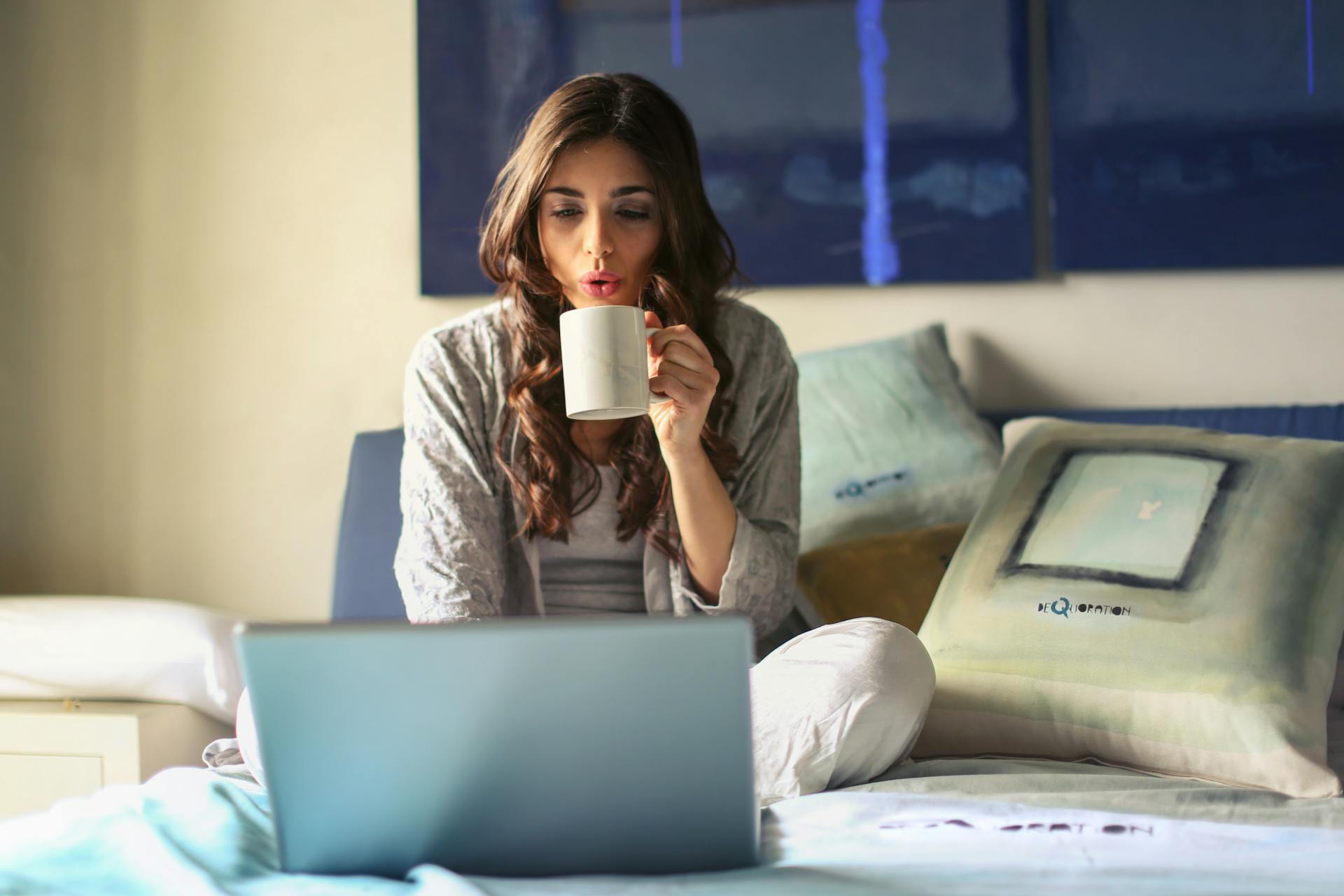 Una mujer relajándose en una cama | Fuente: Pexels