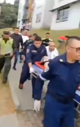 Momento en el que los policías trasladan a Silvana Torres al hospital. | Fuente: X/@burbujapolitica.