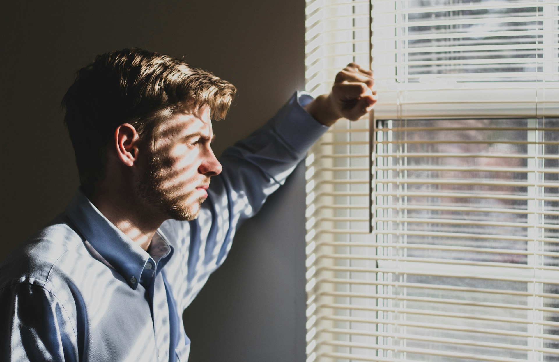 Un hombre con expresión adusta | Fuente: Unsplash