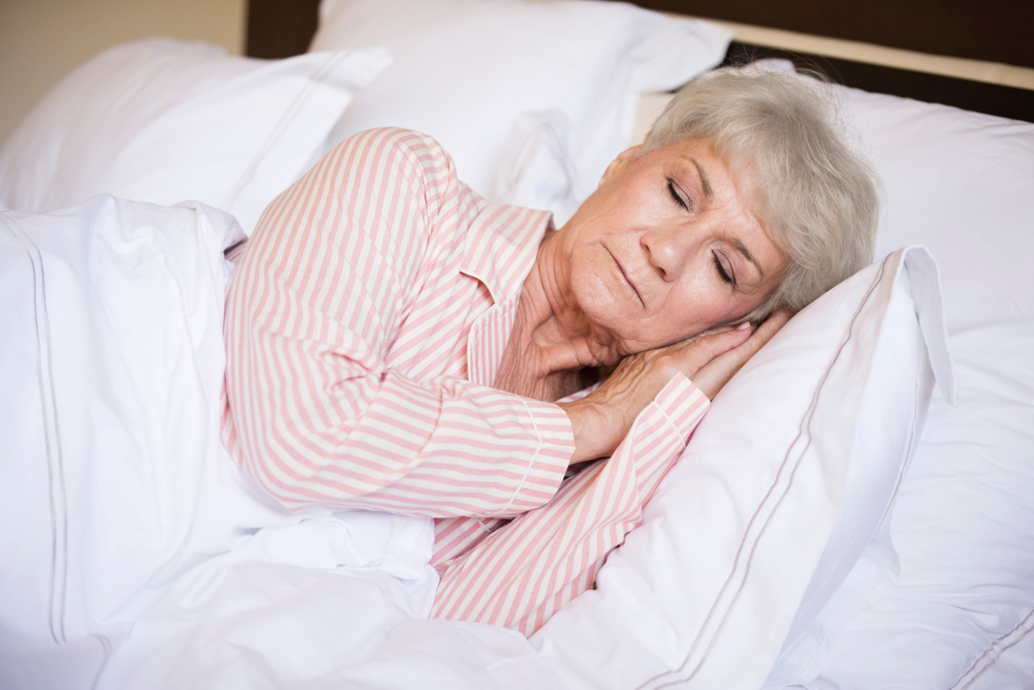 Una mujer mayor echándose la siesta | Fuente: Freepik