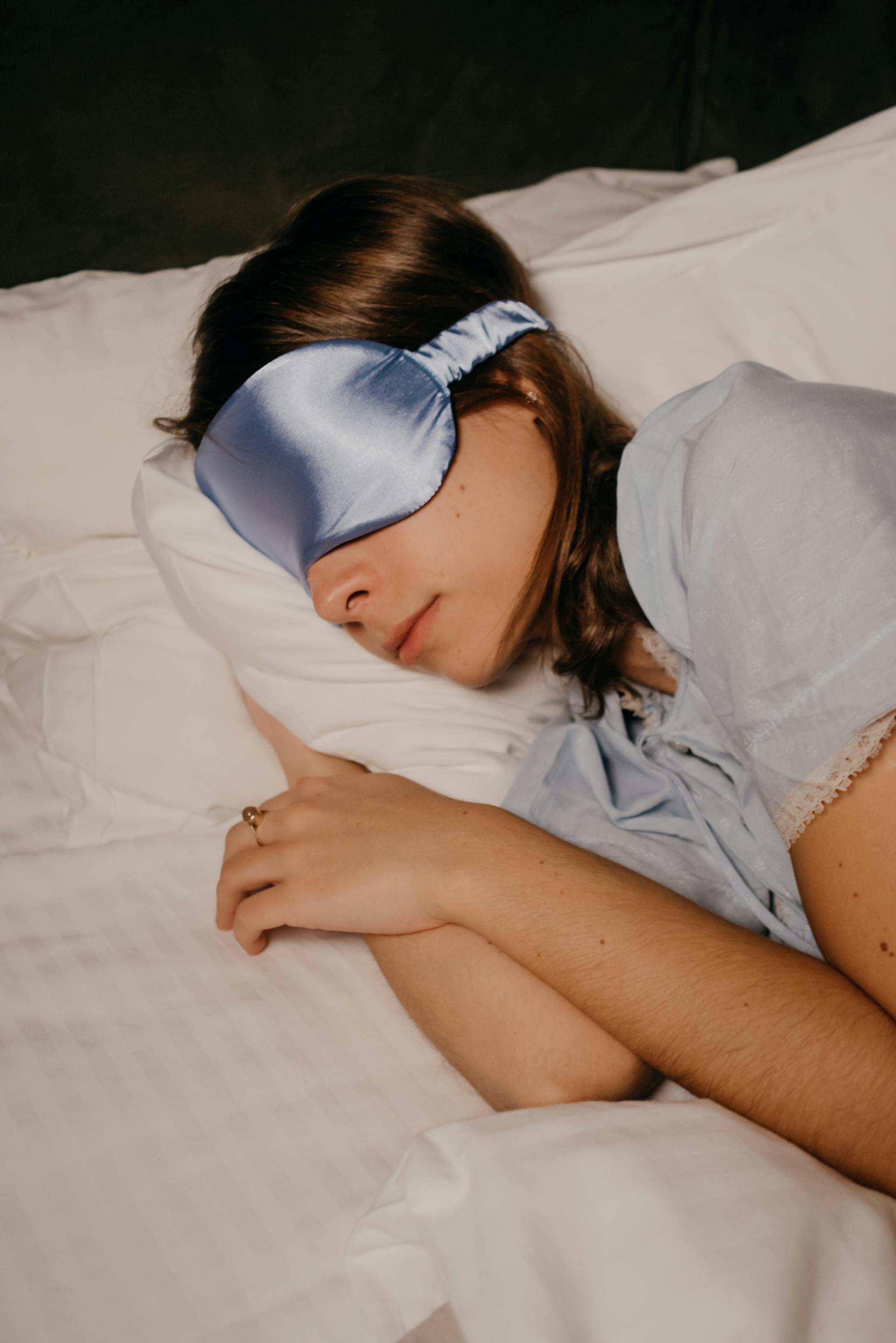 Una mujer tumbada en la cama | Fuente: Pexels