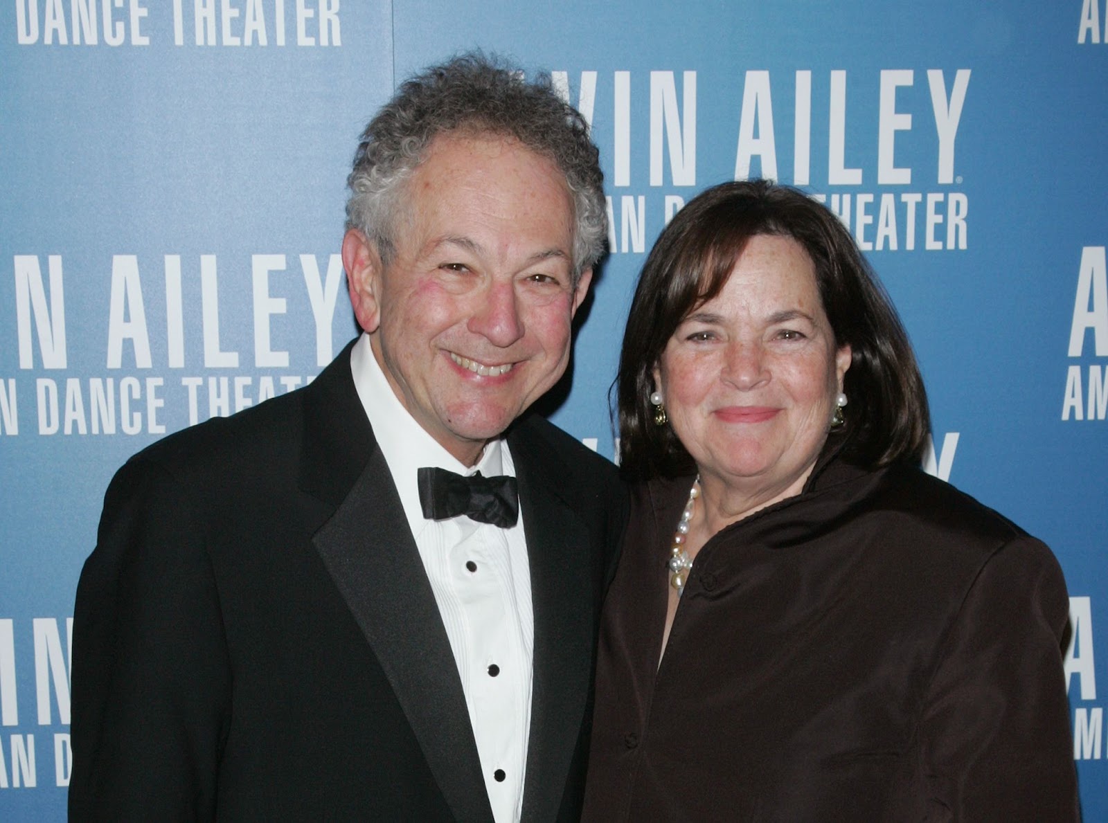 El 28 de noviembre de 2012, Jeffrey e Ina Garten asistieron en Nueva York a la gala inaugural del Alvin Ailey American Dance Theater. Tras un periodo difícil que les llevó a buscar terapia, la pareja emergió con un compromiso renovado con la igualdad y la comprensión en su matrimonio. | Fuente: Getty Images