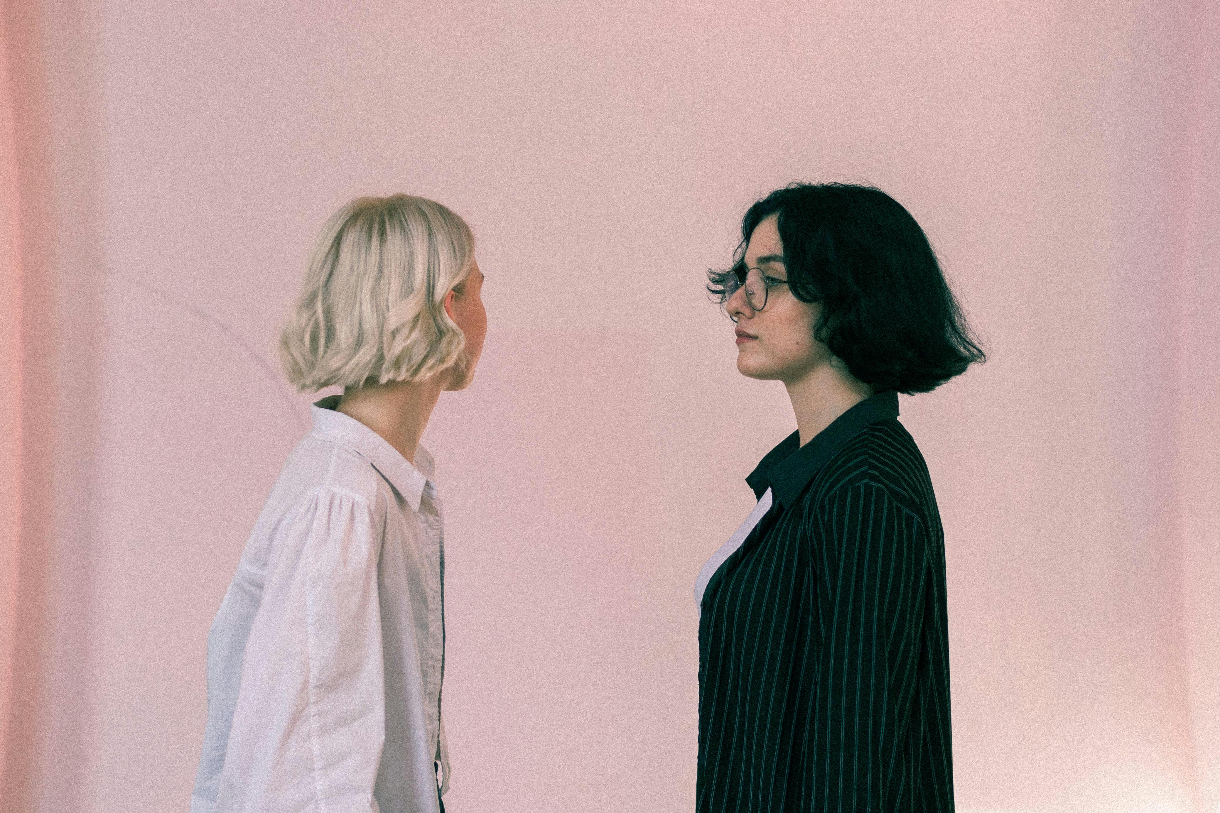 Dos mujeres posando mirando en distintas direcciones | Fuente: Pexels