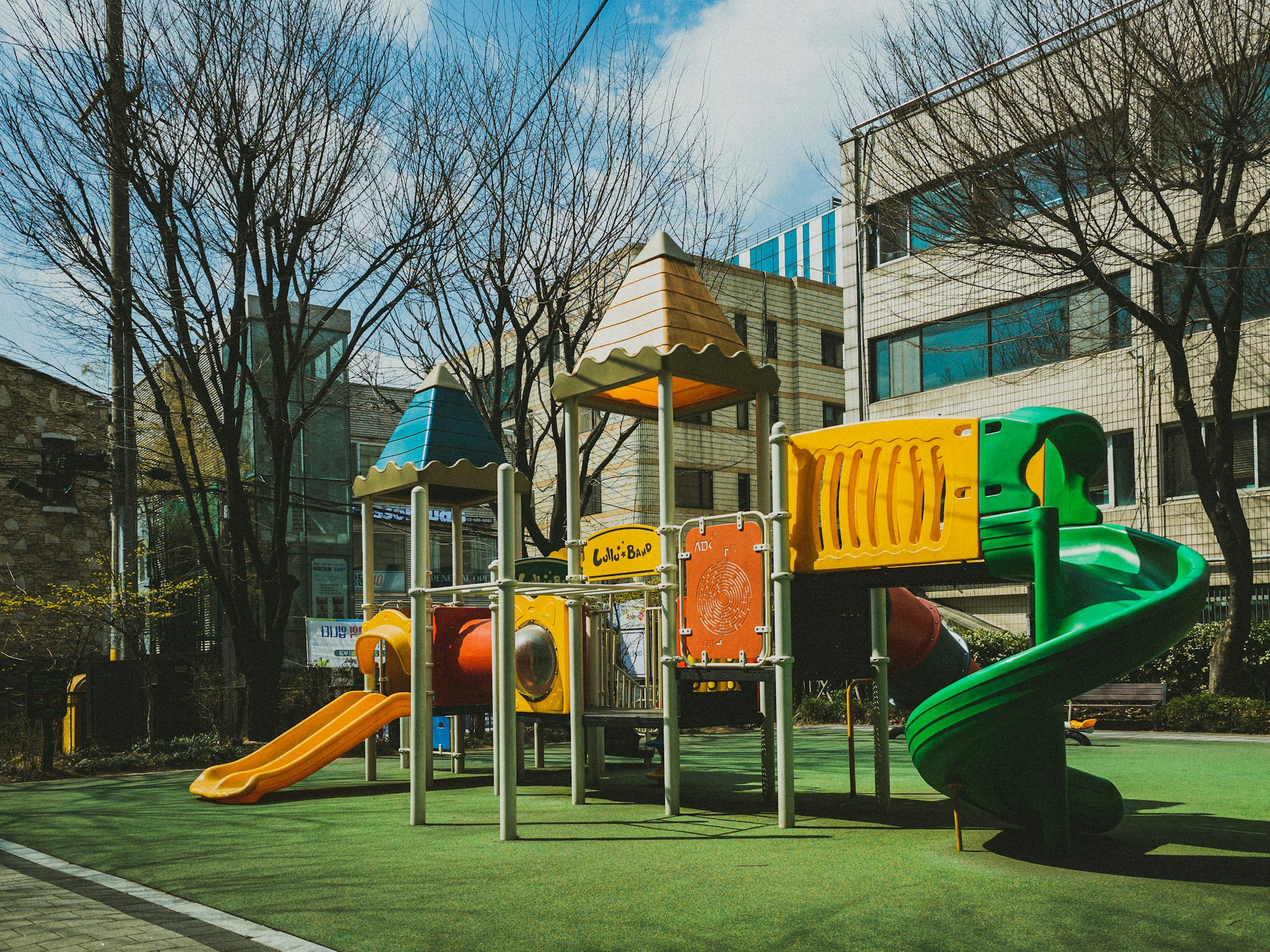 Una zona de juegos al aire libre para niños | Fuente: Unsplash