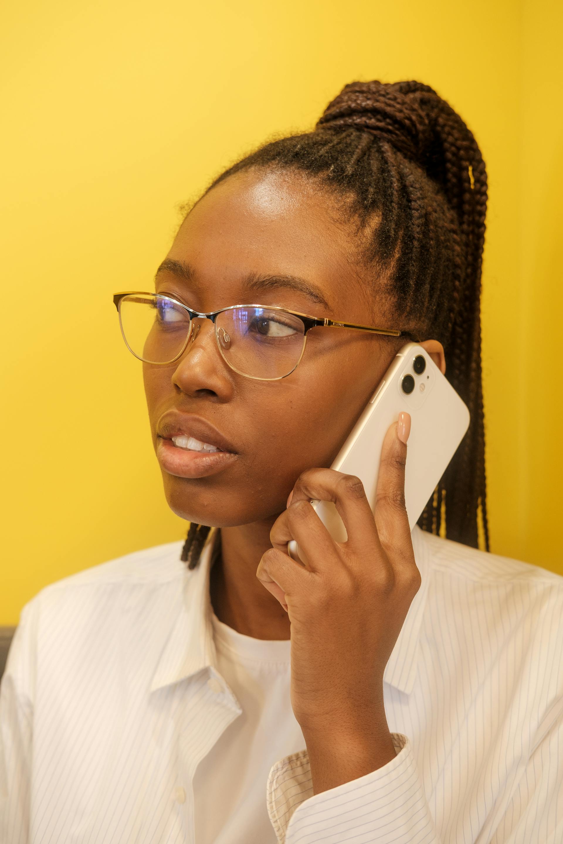 Una mujer haciendo una llamada telefónica | Fuente: Pexels
