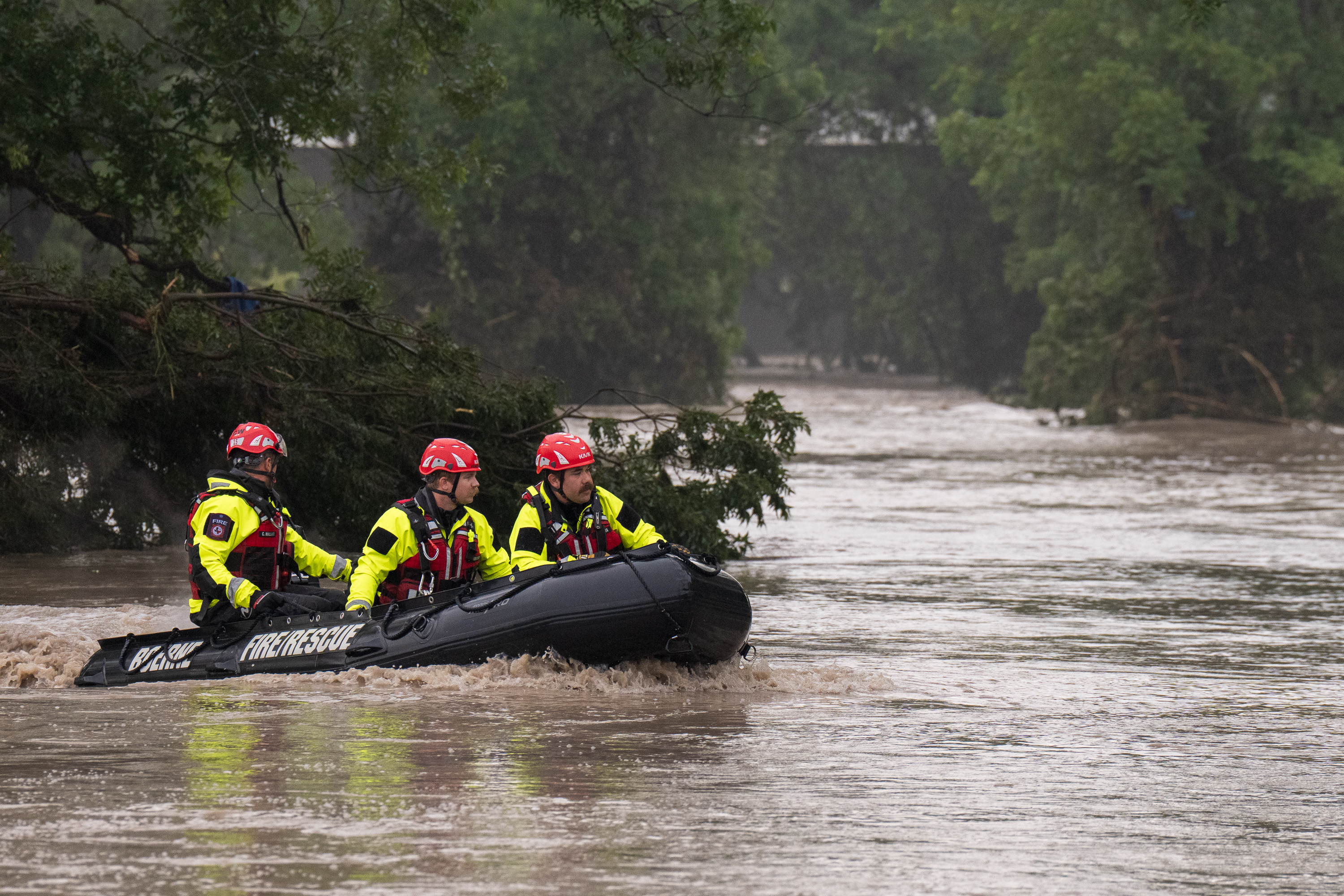 Un equipo de rescate navegando por las inundaciones en Comfort, Texas, el 4 de julio de 2025. | Fuente: Getty Images