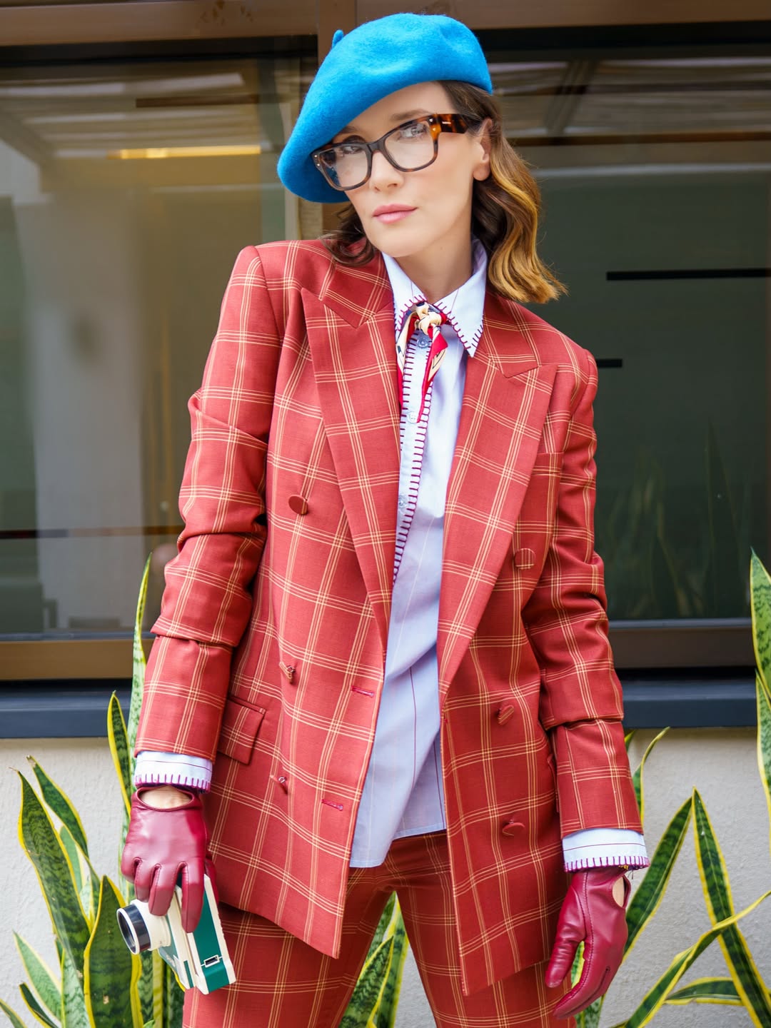 Natalia Oreiro posa con un conjunto sastrero de cuadros rojizos combinado con camisa celeste, boina azul y guantes burdeos. | Fuente: Instagram/nataliaoreirosoy