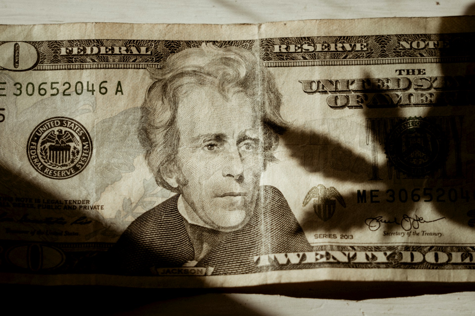 Primer plano de un billete de 20 dólares | Fuente: Unsplash