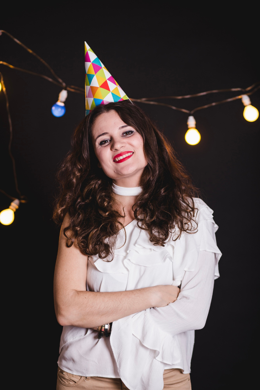 Una mujer sonriente en una fiesta | Fuente: Freepik