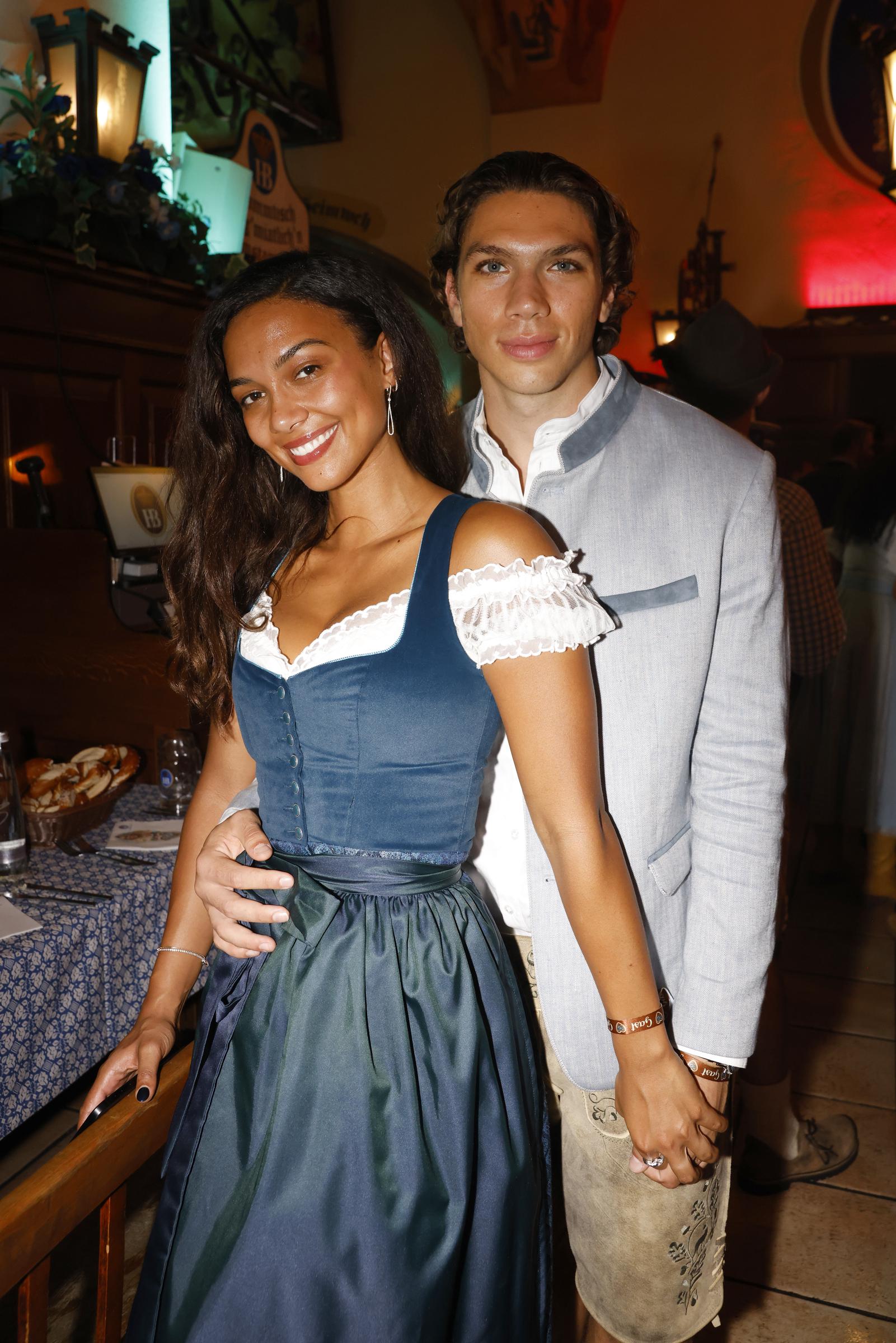 Elias Becker y su novia Yasmine Dahlberg  | Fuente: Getty Images