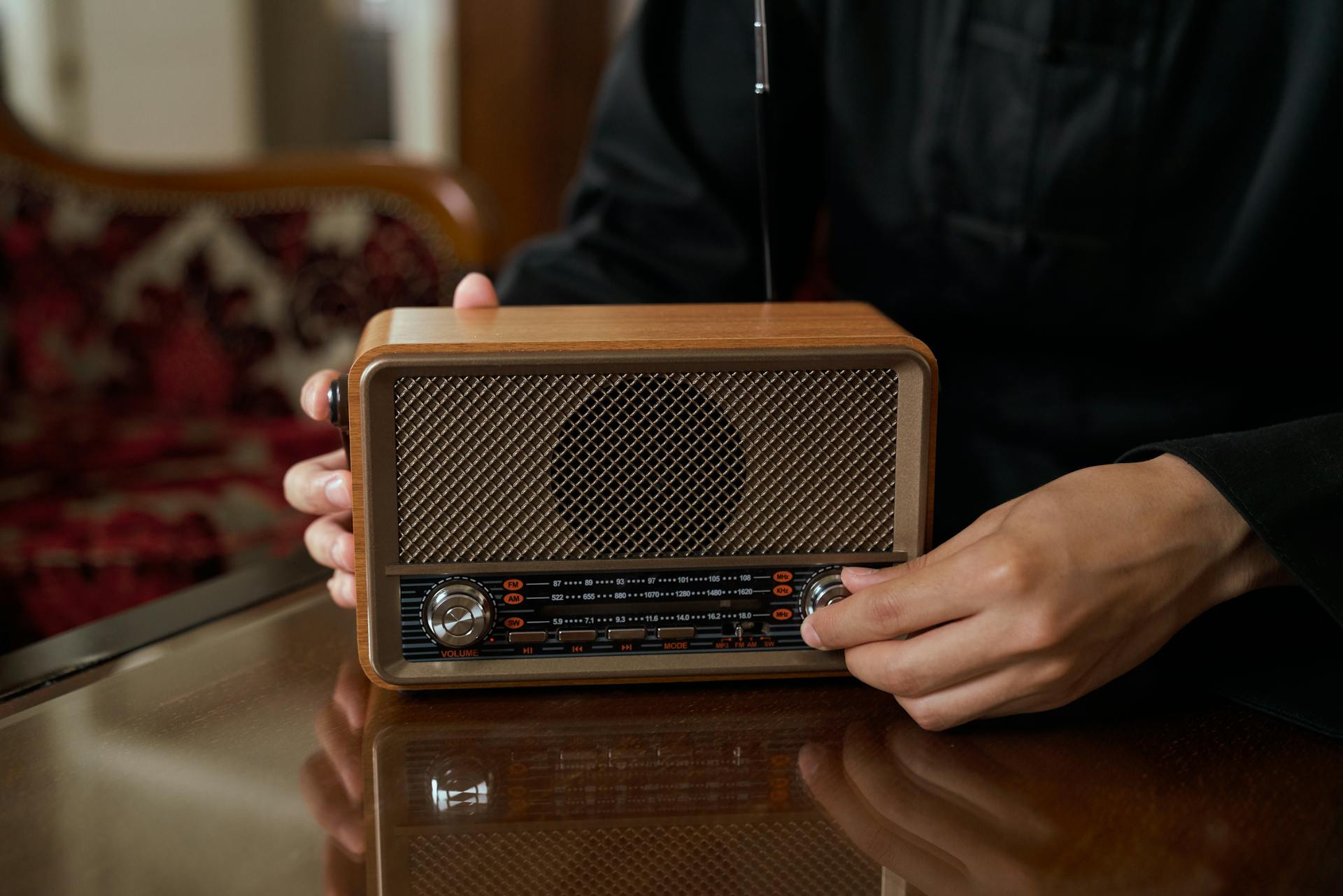 Una persona sujetando una radio | Fuente: Pexels