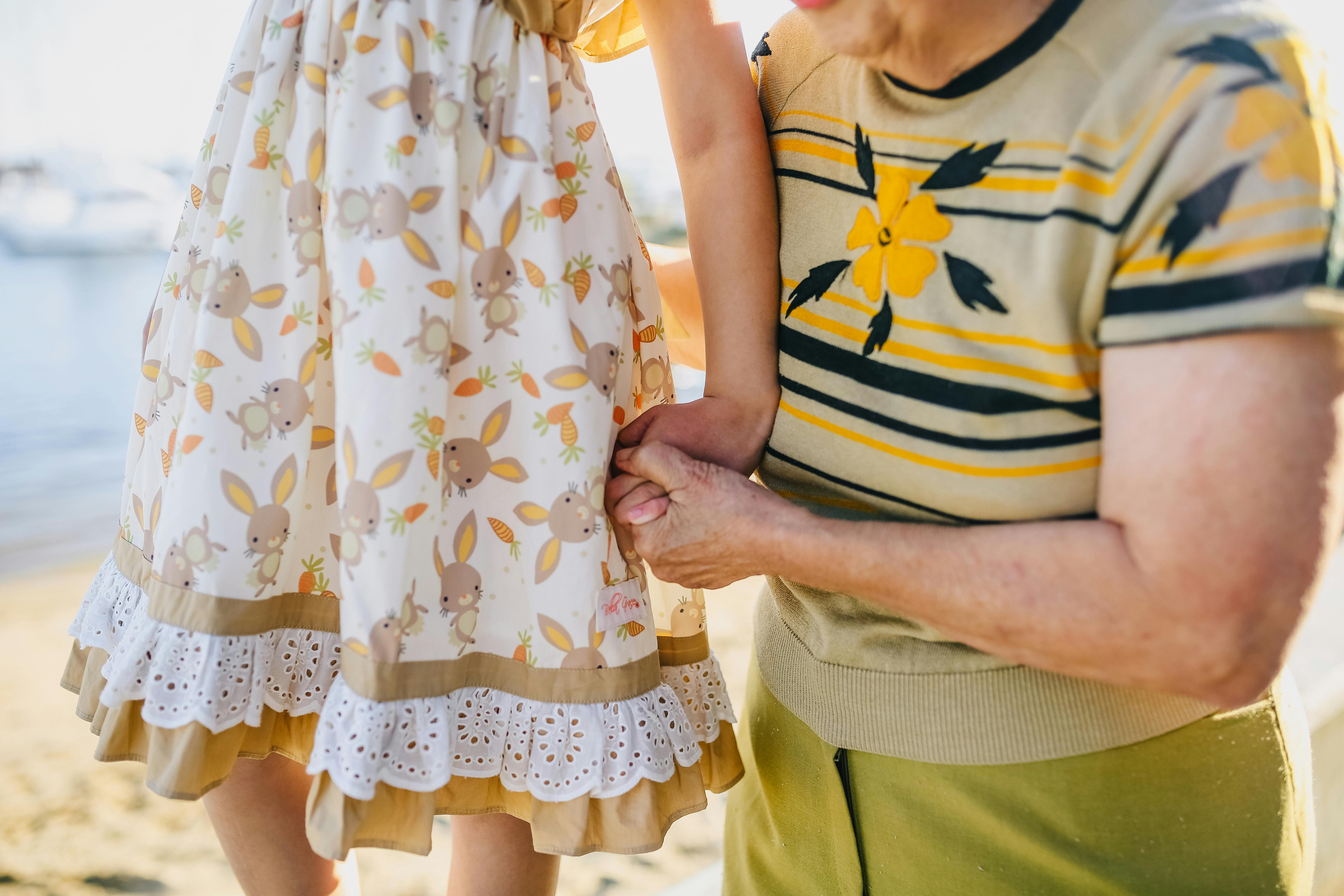Una mujer jugando con un niño en la playa | Fuente: Pexels