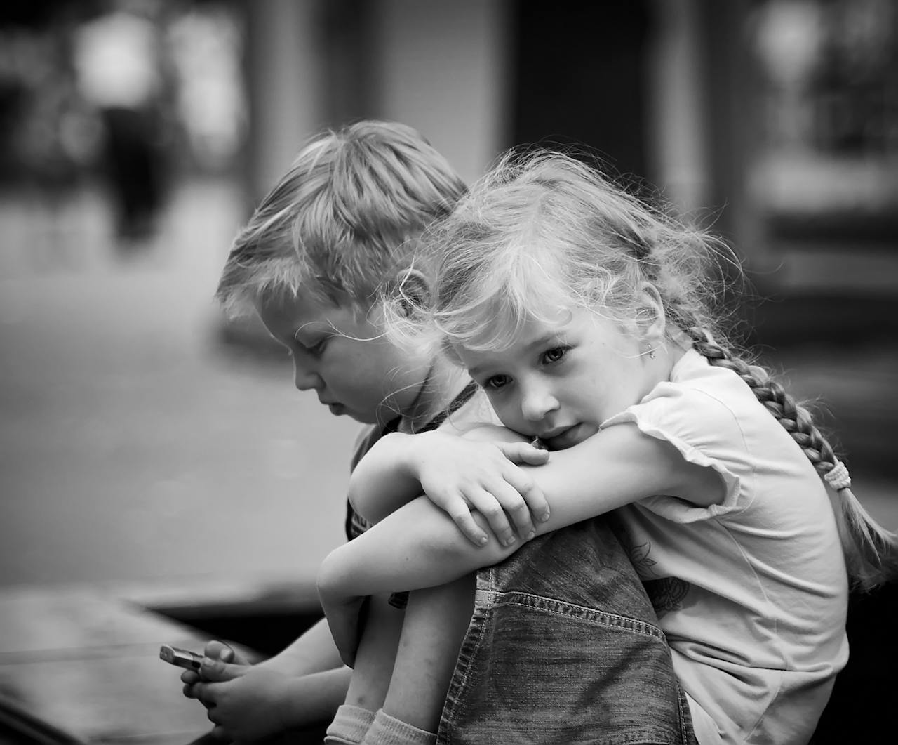 Dos niños tristes | Fuente: Pexels