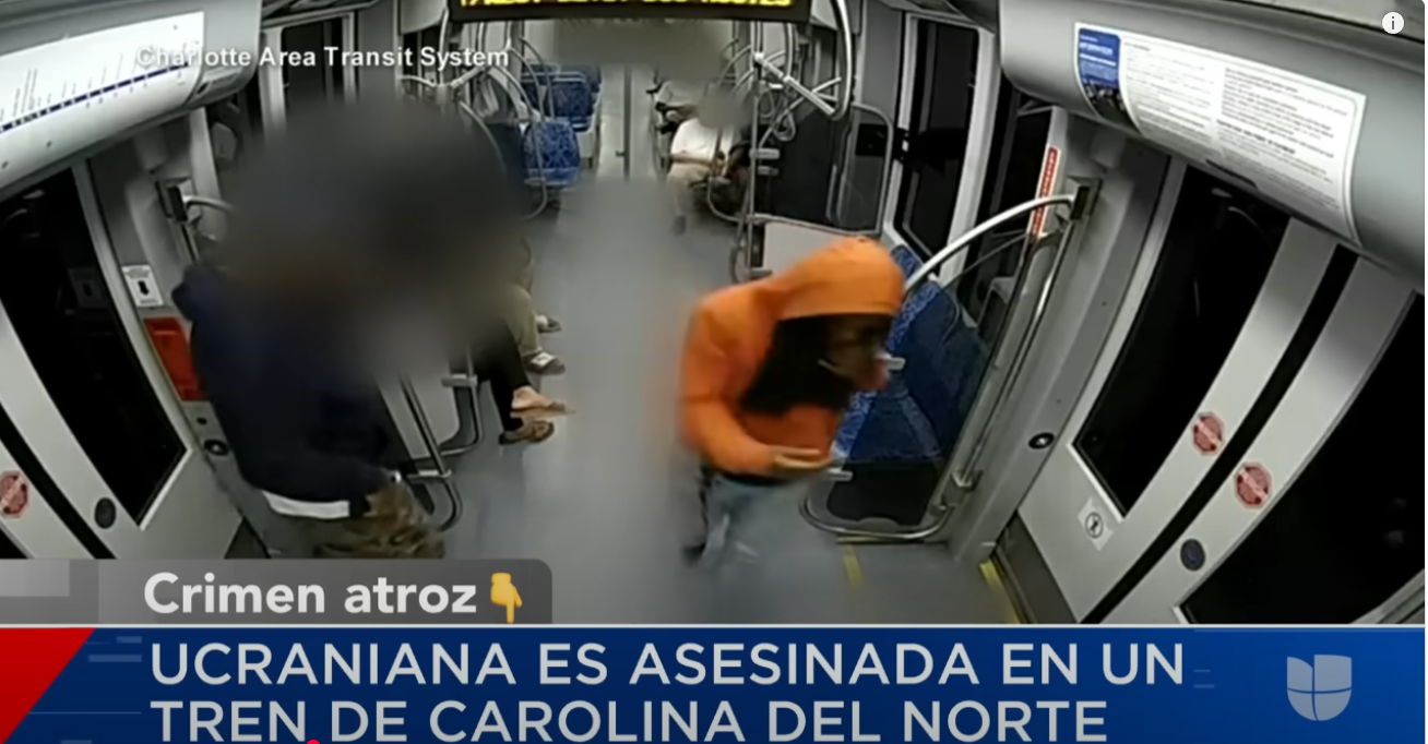 DeCarlos Brown Jr. cerca de la puerta del tren tras el ataque a Iryna Zarutska | Fuente: Univision Noticias