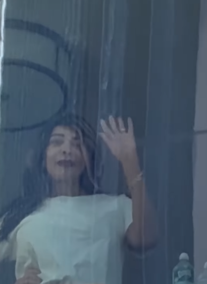 Wendy Williams saluda desde la ventana de su residencia para personas mayores, foto publicada el 19 de marzo de 2025 | Fuente: Instagram/tmz_tv
