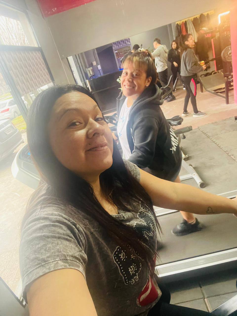 Solange Ábalos en el gimnasio junto a su amiga Marina Aneley. | Foto: facebook.com/marii.aneley