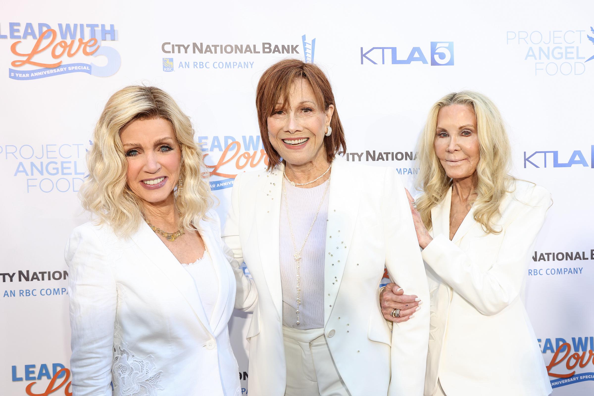 Donna Mills, Michele Lee y Joan Van Ark asisten al Proyecto Angel Food's Lead with Love 5 el 22 de junio de 2024, en Los Ángeles, California. | Fuente: Getty Images.