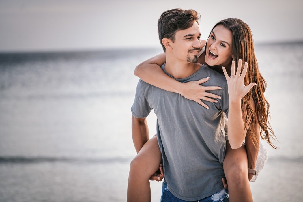 Una pareja feliz en la playa | Fuente: Unsplash