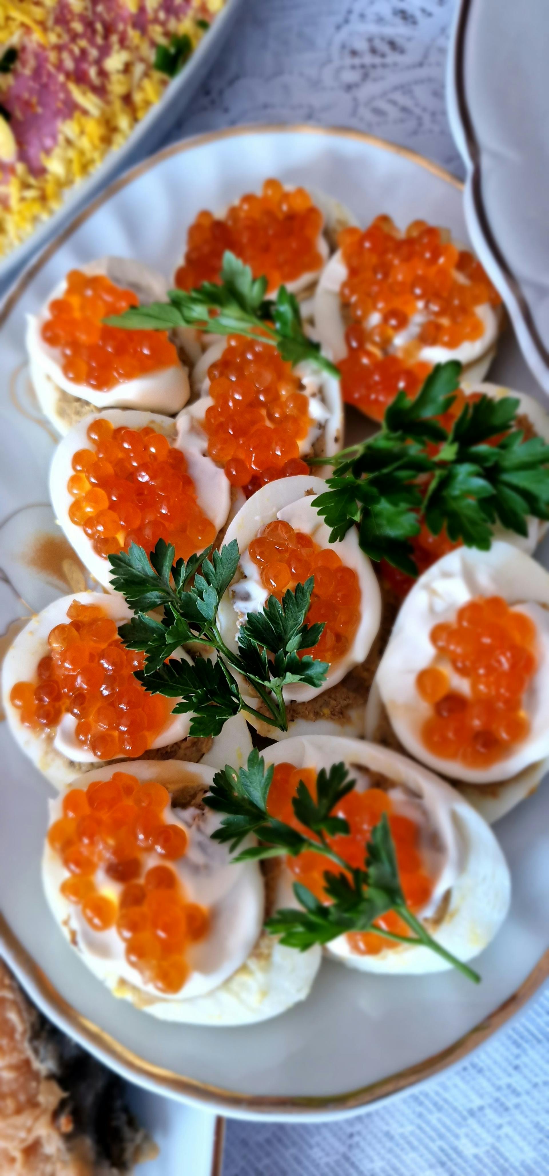 Huevos rellenos gourmet con caviar rojo y perejil | Fuente: Pexels